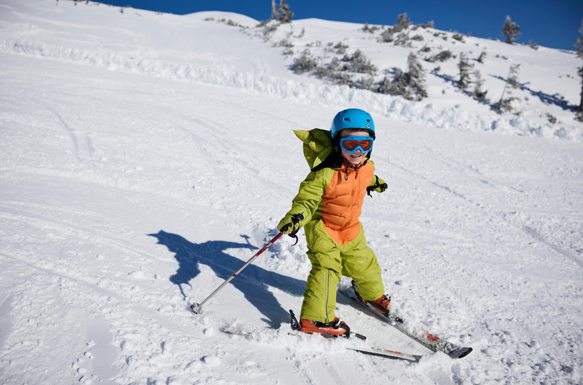Kind eines jungen Skifahrers in Winterlandschaft bei Aldiana Premium Cluburlaub