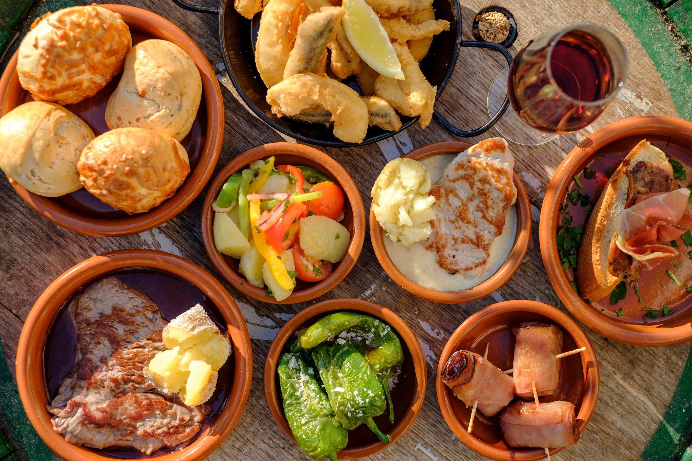 Verschiedene mediterrane Speisen und Getränke bei Aldiana, Premium Cluburlaub in schöner Atmosphäre