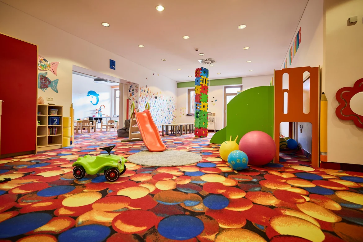 Der Flosse Kinderclub mit Rutsche und Bällen