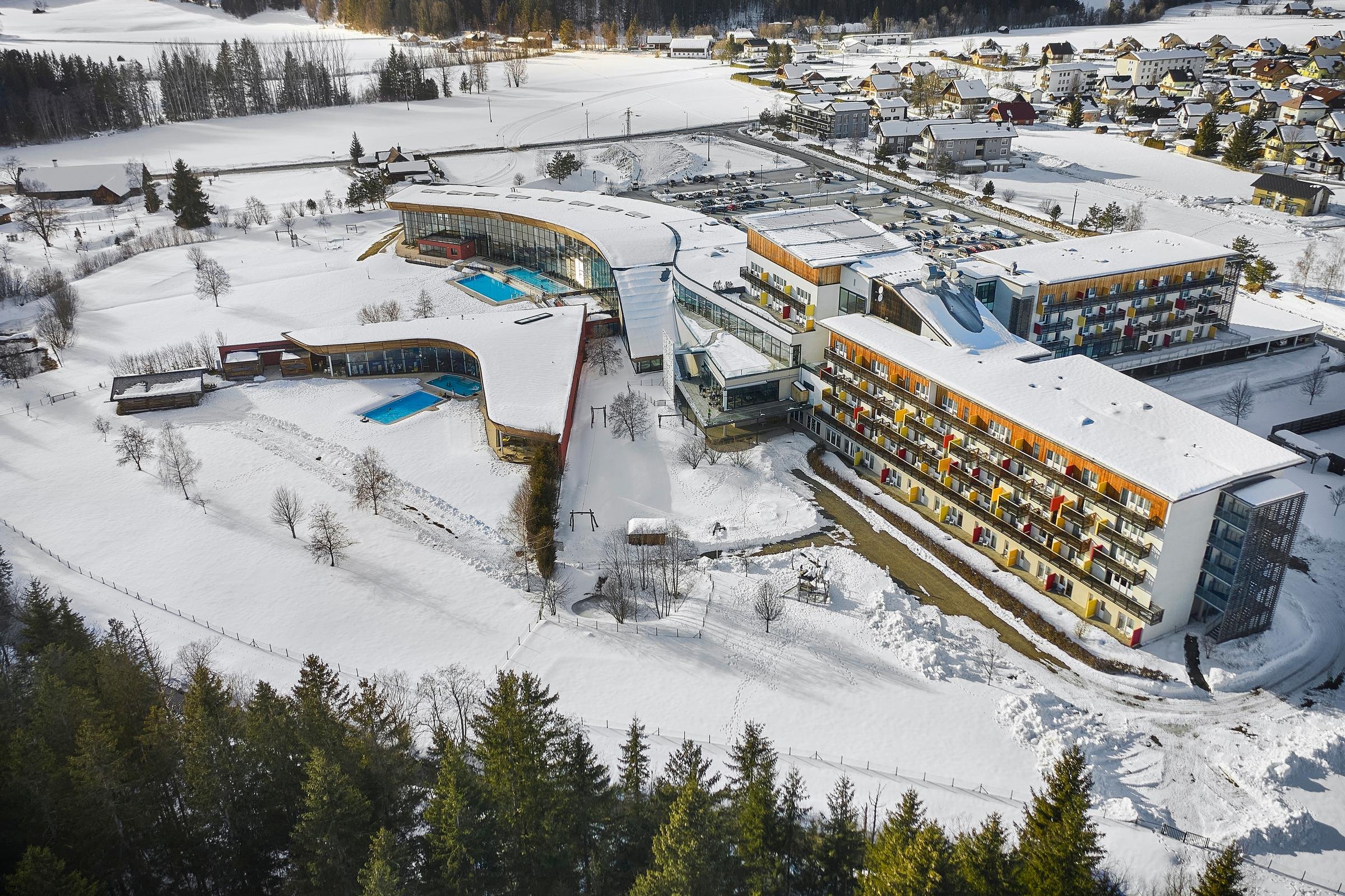Aldiana Cluburlaub Hotel in verschneiter Landschaft mit mehreren Gebäuden und Poolanlagen