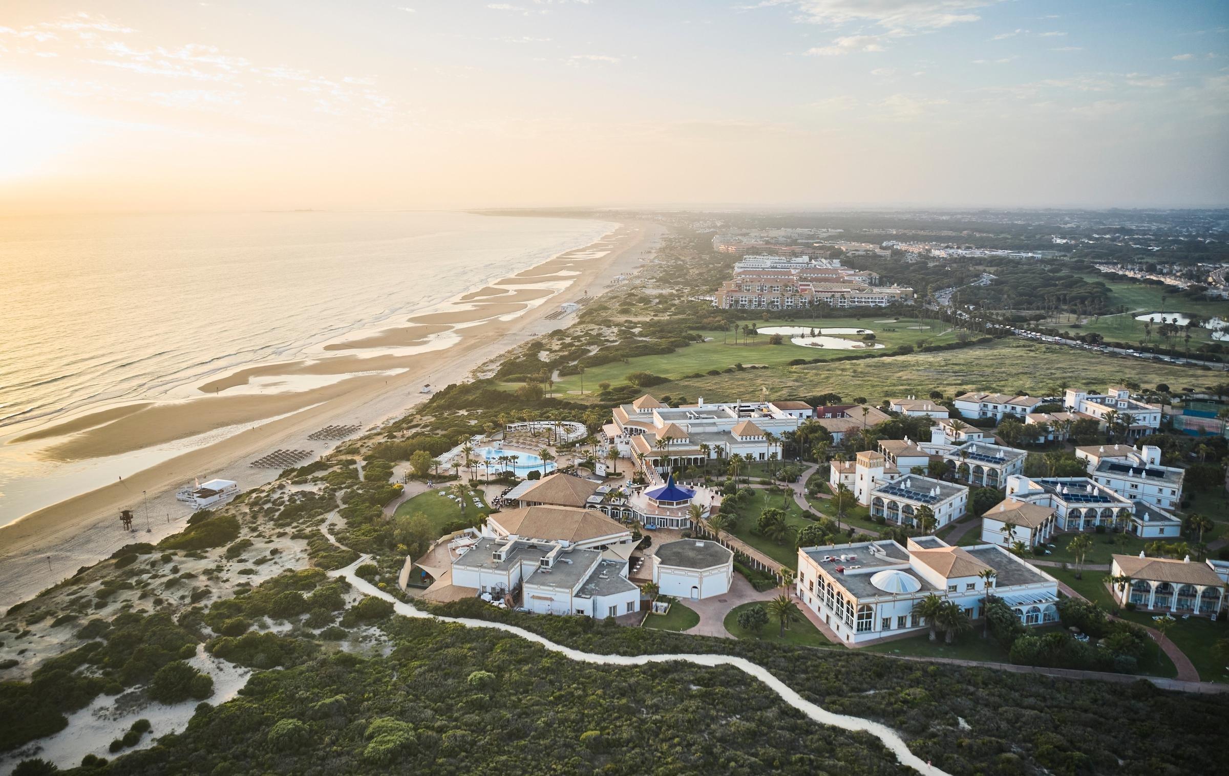 Luftaufnahme eines Premium Cluburlaubs bei Aldiana am Strand bei Sonnenaufgang