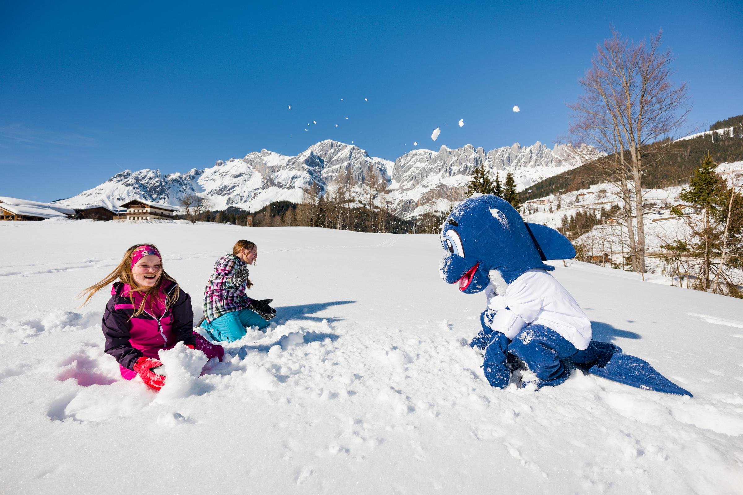 Kinder spielen im Schnee beim Aldiana Premium Cluburlaub in einer malerischen Berglandschaft