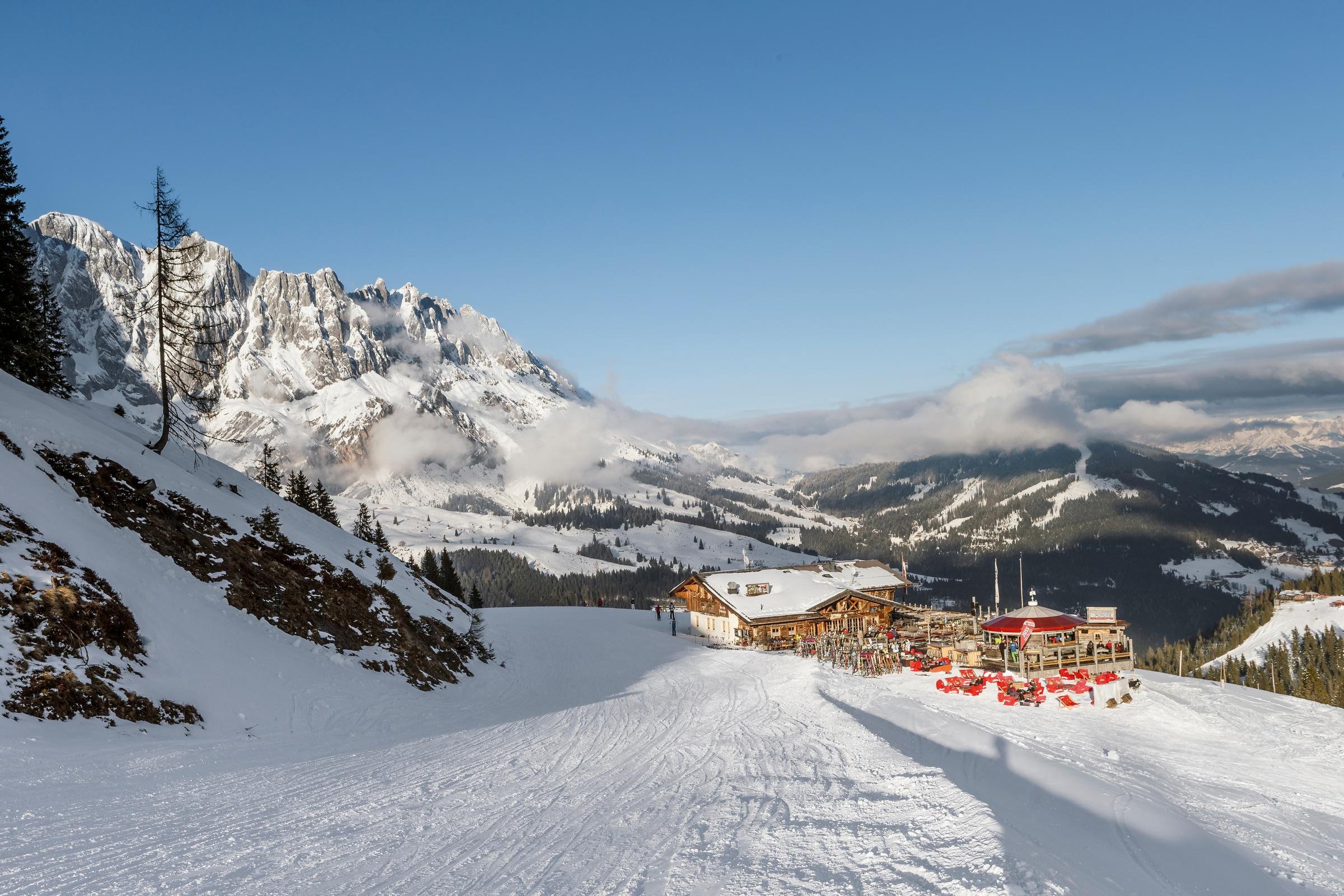Verschneites Bergdorf bei Aldiana, perfekt für Premium Cluburlaub in den Bergen