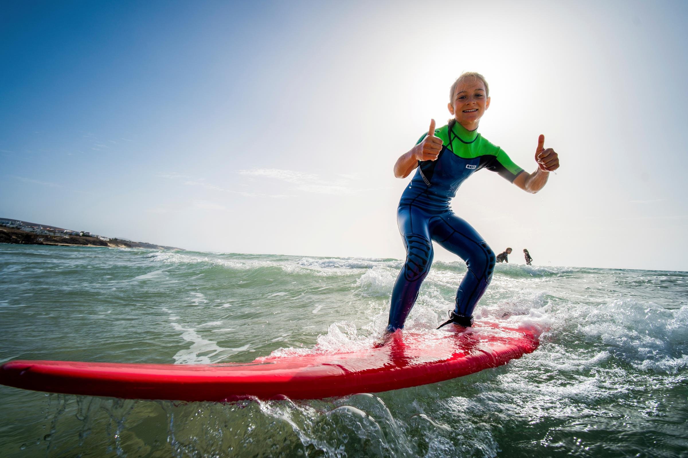 Person beim Stand-Up-Paddeln auf dem Meer, Sonnenschein, sportliche Aktivität, Premium Urlaub