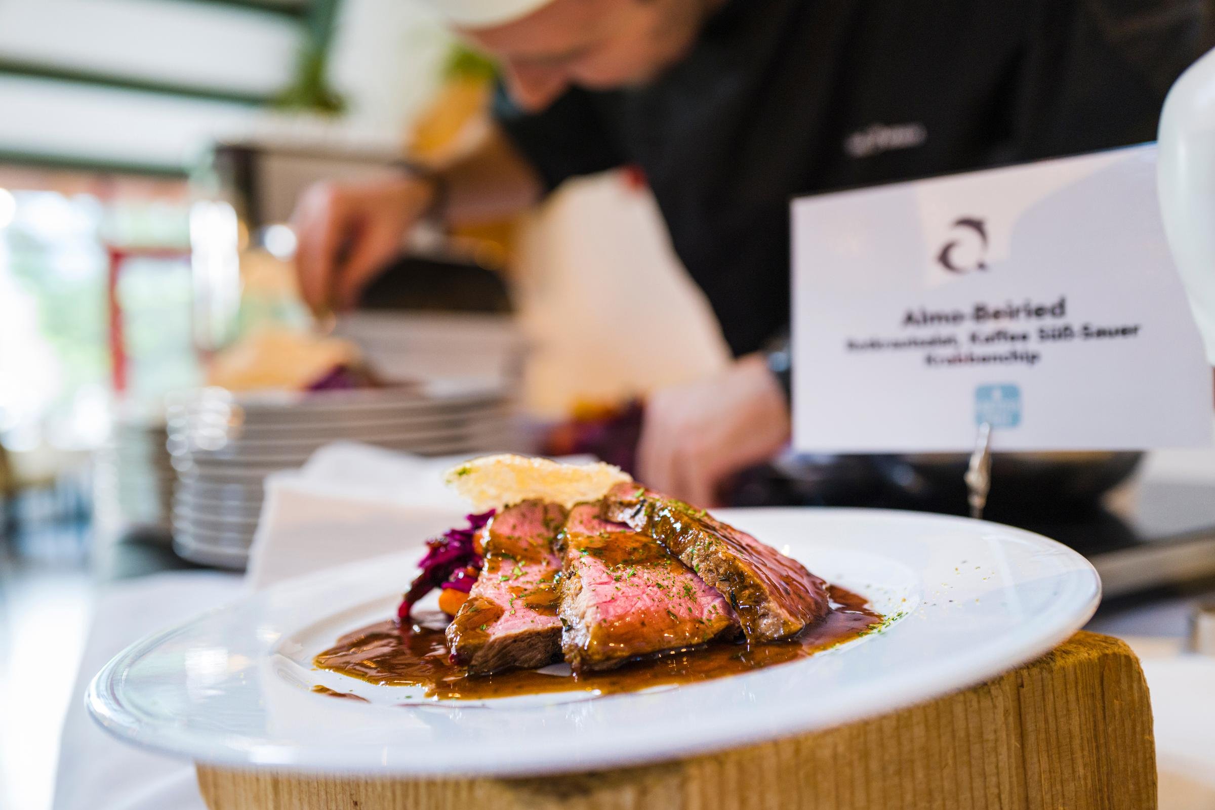 Gebuchter Aldiana Premium Cluburlaub mit Gourmetgerichte auf einem white-background Tisch