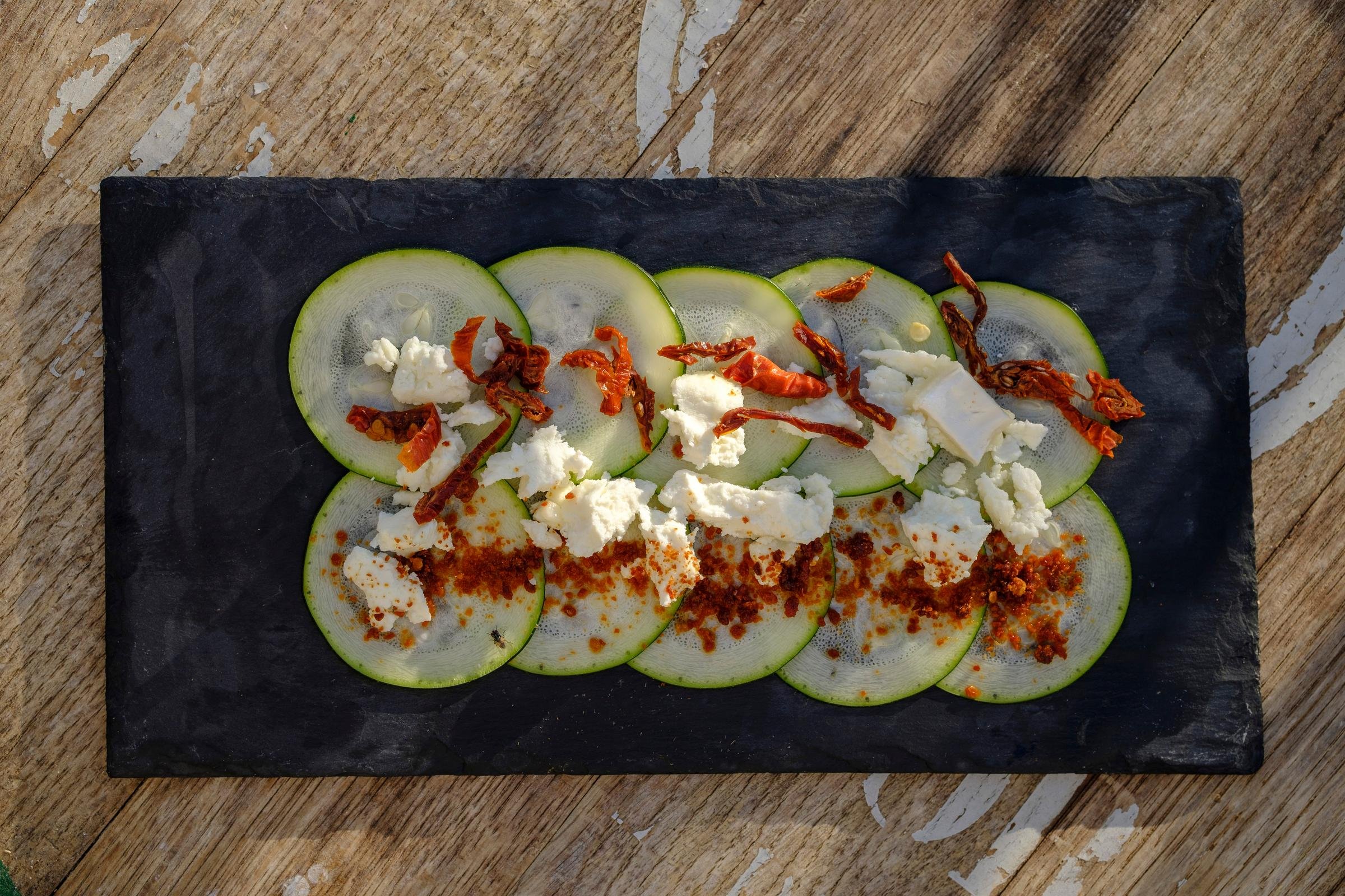 Frischer Gurkensalat mit Käse und Paprikaflocken, Präsentiert im Premium Cluburlaub von Aldiana