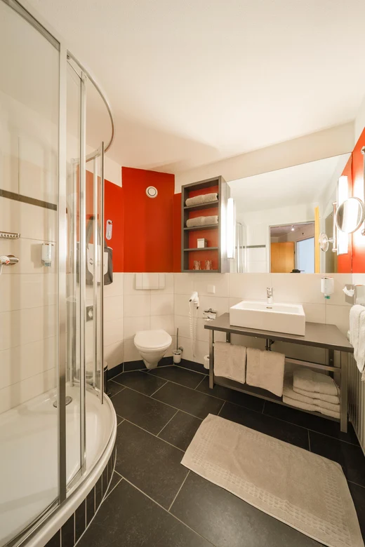 Modern Badezimmer im Aldiana Premium Cluburlaub mit Dusche, Waschbecken und Toilette