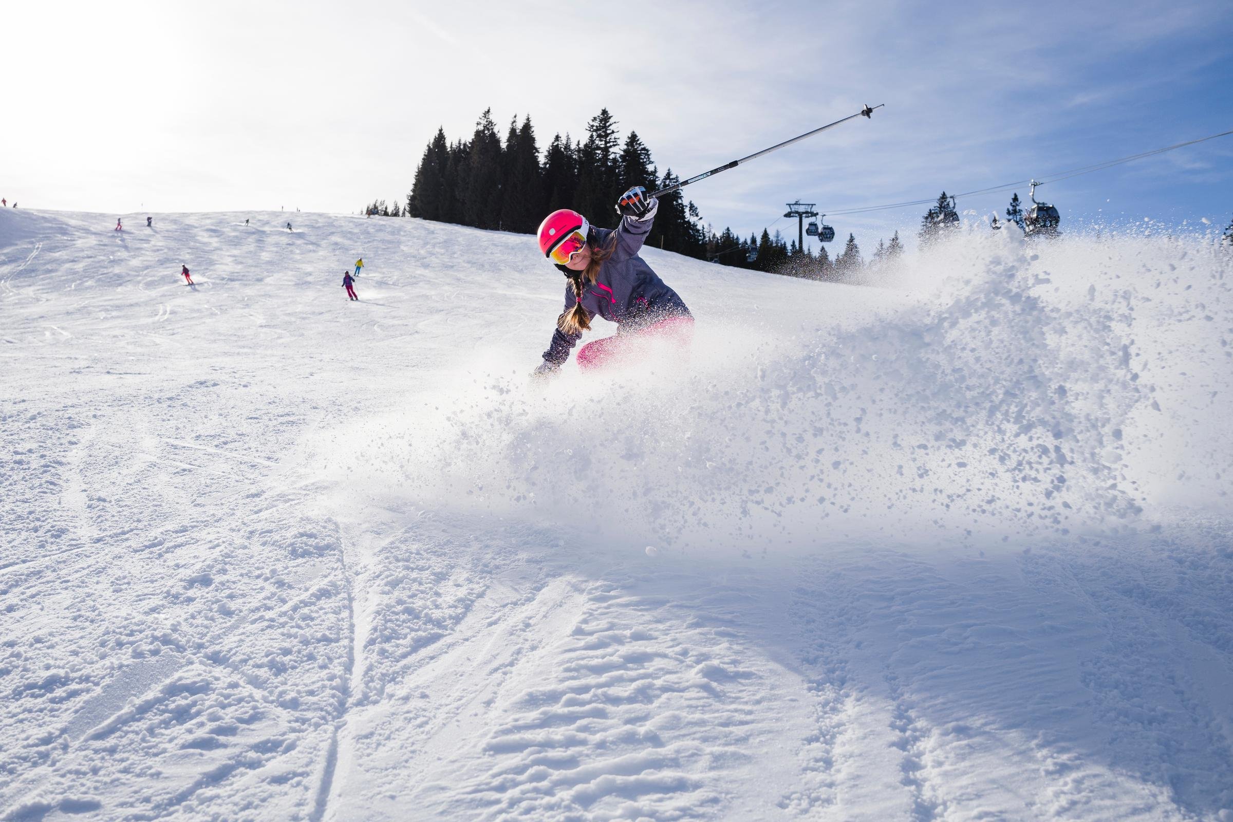 Skifahrerin beim Carven im Schnee auf einer Premium Skiurlaub Plattform von Aldiana