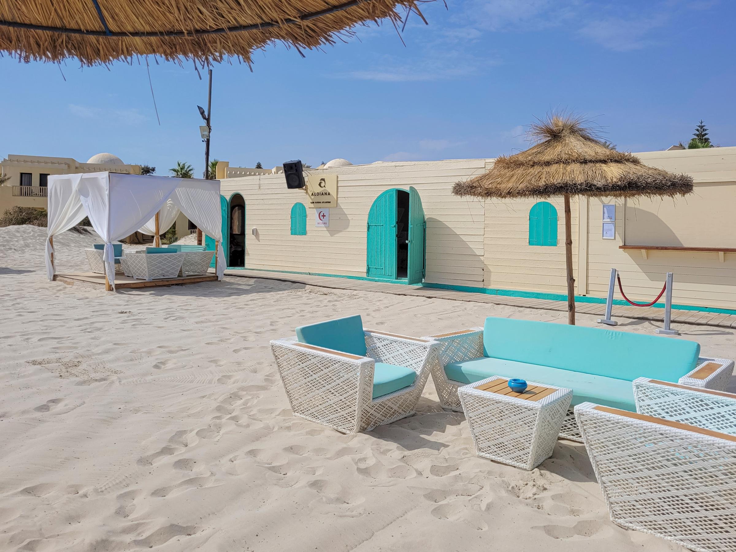 Strandbereich bei Aldiana mit Sonnenliegen, Sonnenschirmen und Beach-Atmosphäre