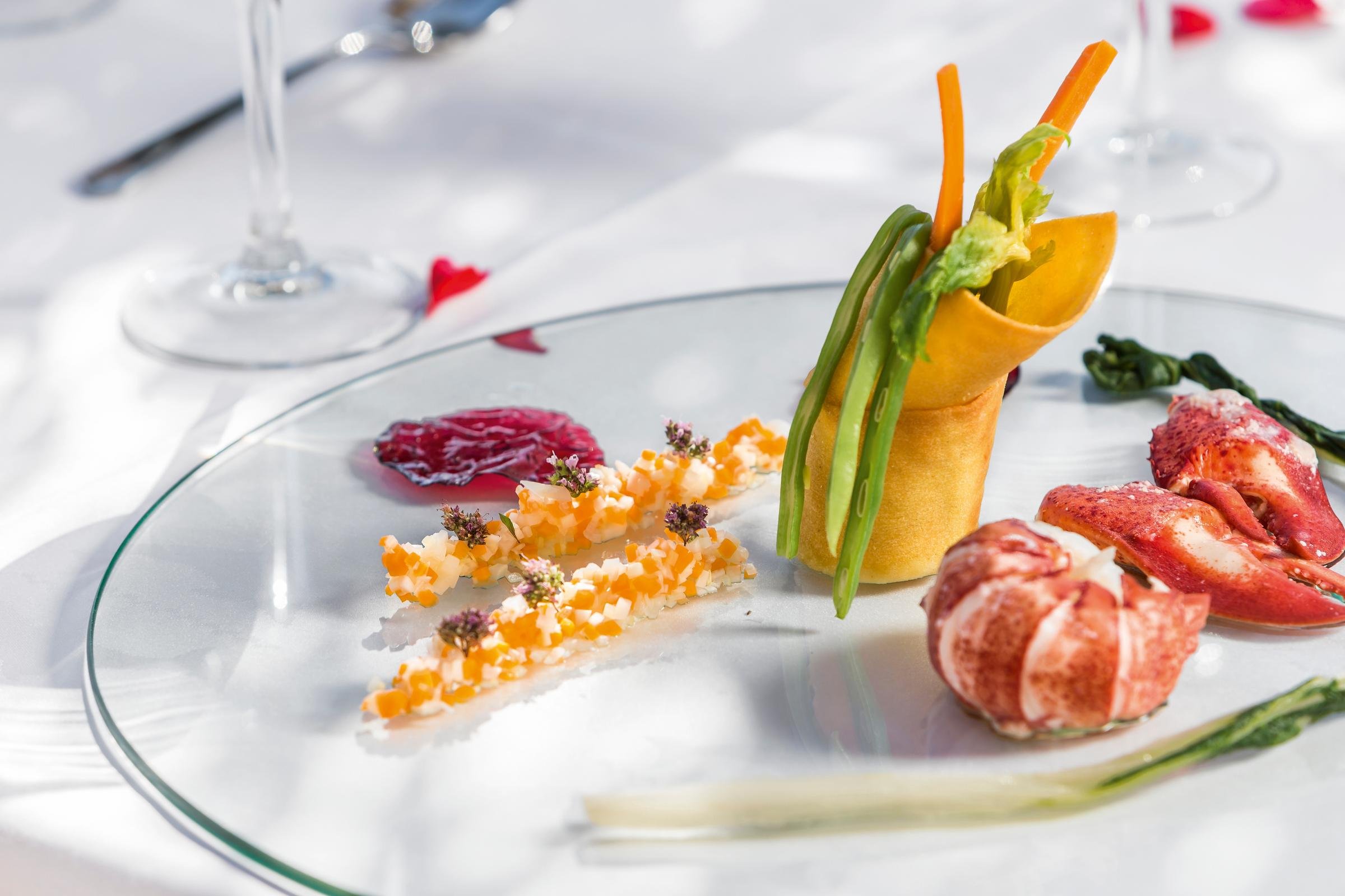 Elegante Gourmetpräsentation mit frischen Zutaten und hochwertigem Design für Premium Cluburlaub