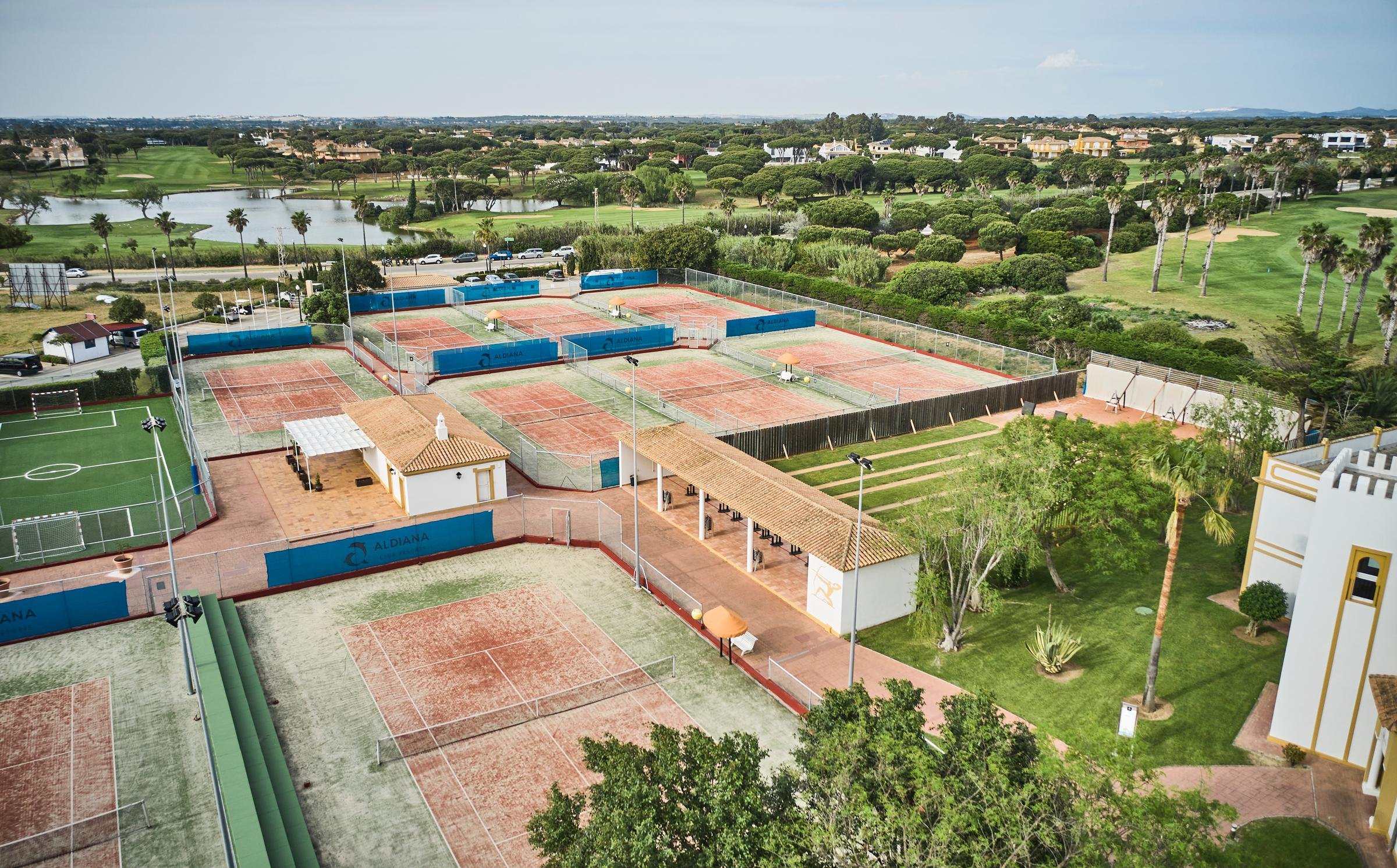 Blick auf den Tennisplatz und den Poolbereich im Aldiana Premium Cluburlaub