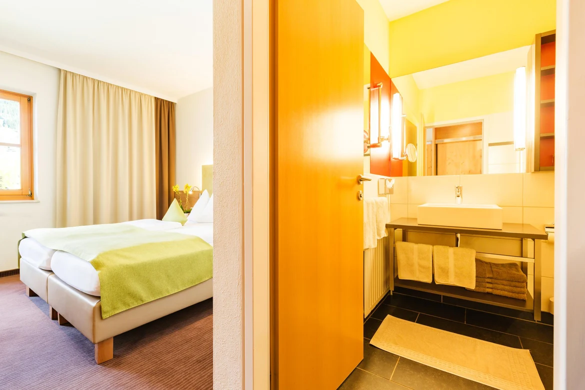 Zimmer und Badezimmer im Premium Cluburlaub bei Aldiana, barrierefrei und komfortabel