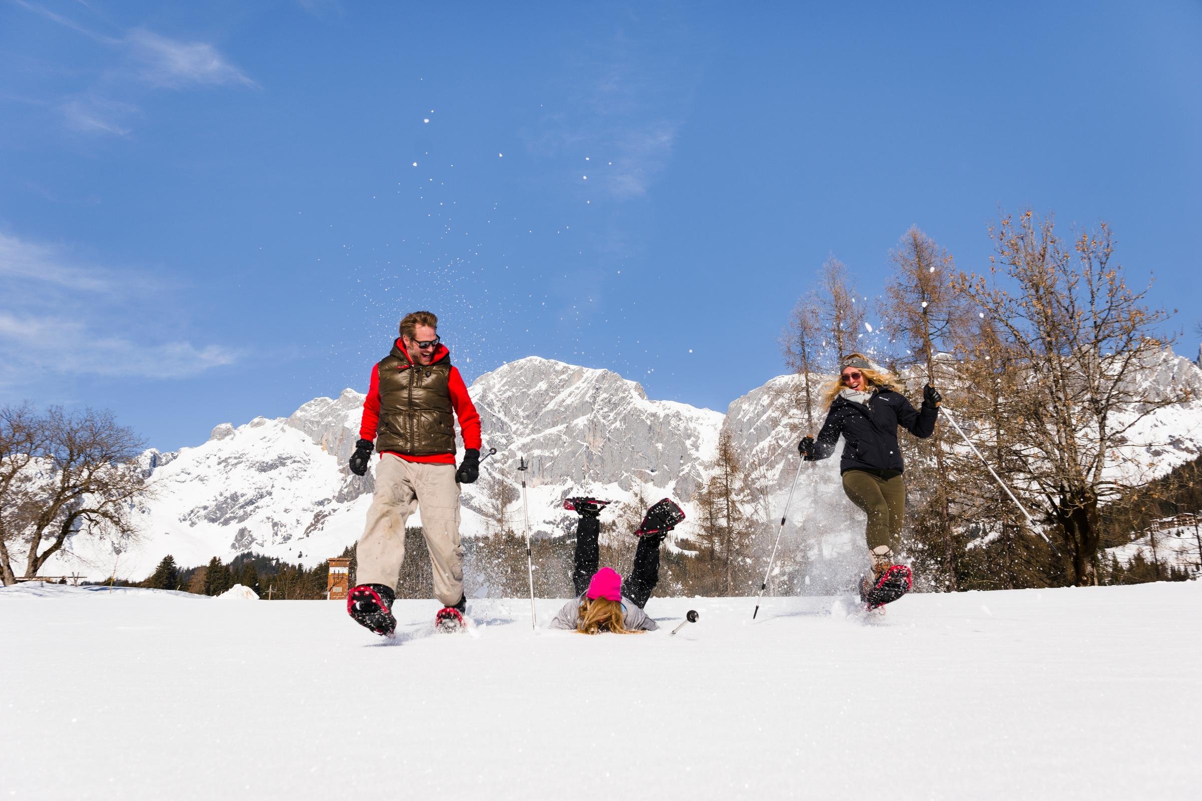Zwei Personen beim Skifahren in der Schneelandschaft bei Aldiana, Premium Cluburlaub in den Bergen