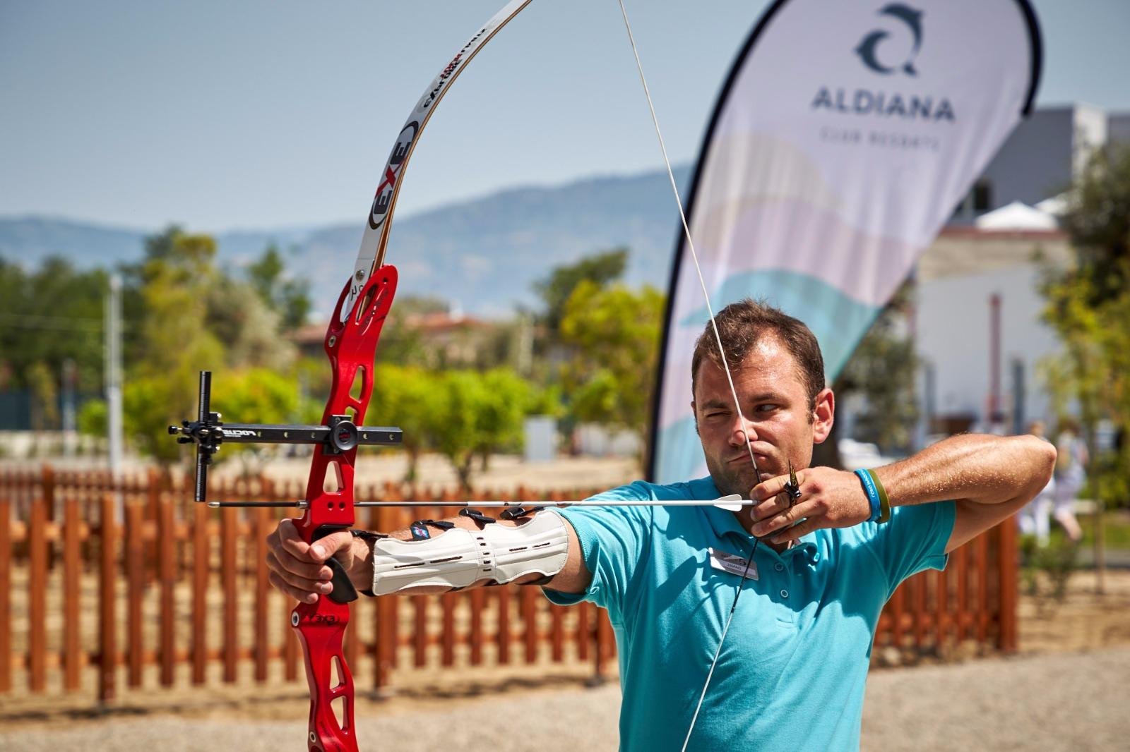 Mann beim Bogenschießen auf einem Aldiana Premium Cluburlaub im Freien