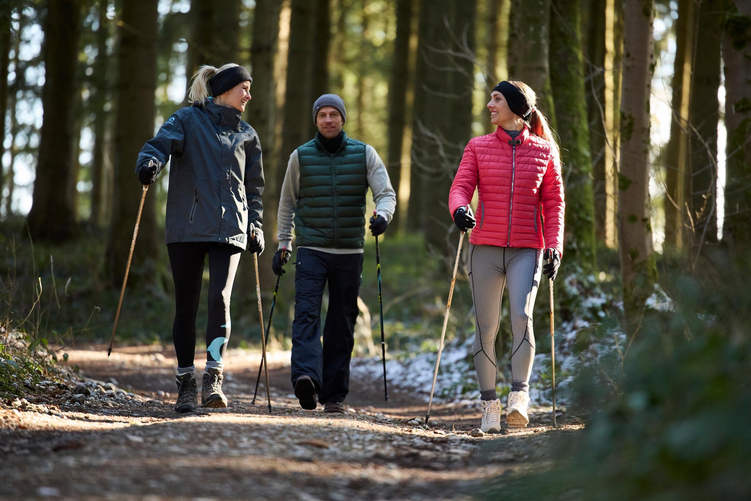 Drei Personen beim Wandern im Wald, Kleider für kaltes Wetter, Naturerlebnis bei Aldiana