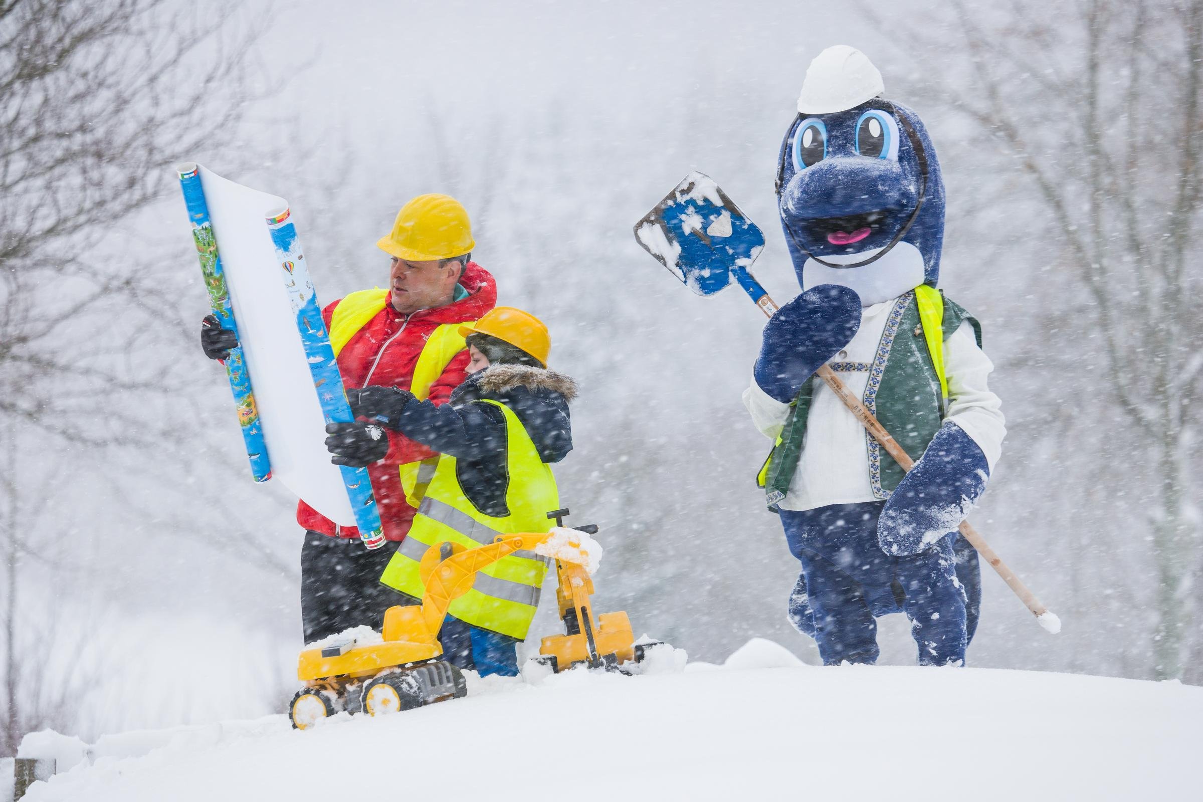 Zwei Kinder beim Schneespaziergang mit Schneeschaufeln und Skiausrüstung auf Winterlandschaft
