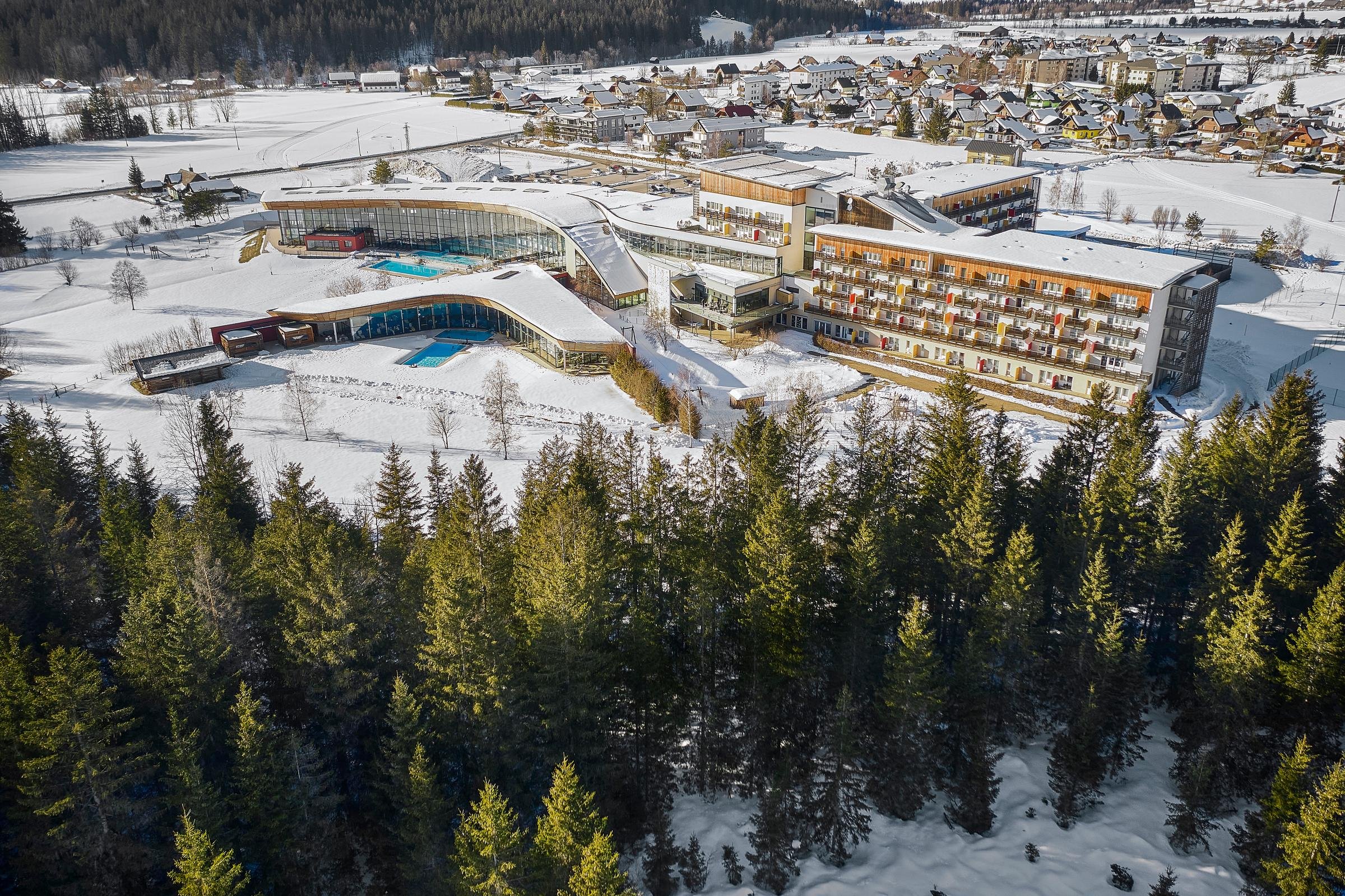Luftaufnahme eines Aldiana Premium Cluburlaubs mit Hotel, Skilift und verschneiter Landschaft