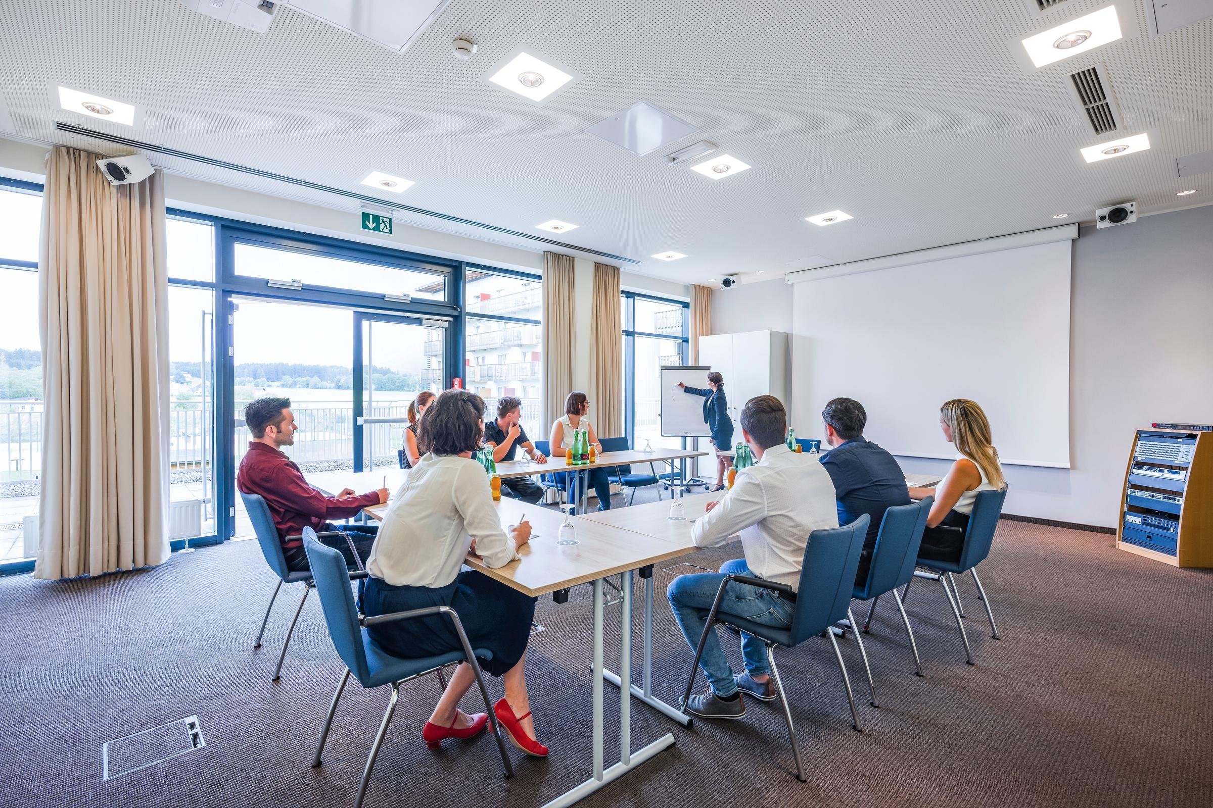 Geschäftliches Treffen in einem hellen Konferenzraum bei Aldiana Premium Cluburlaub