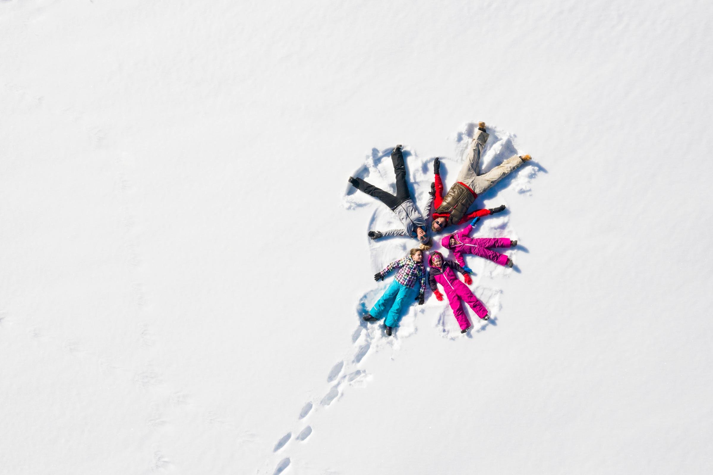 Bunter Mensch im Schnee bei Aldiana Premium Cluburlaub, winterliche Freizeitgestaltung