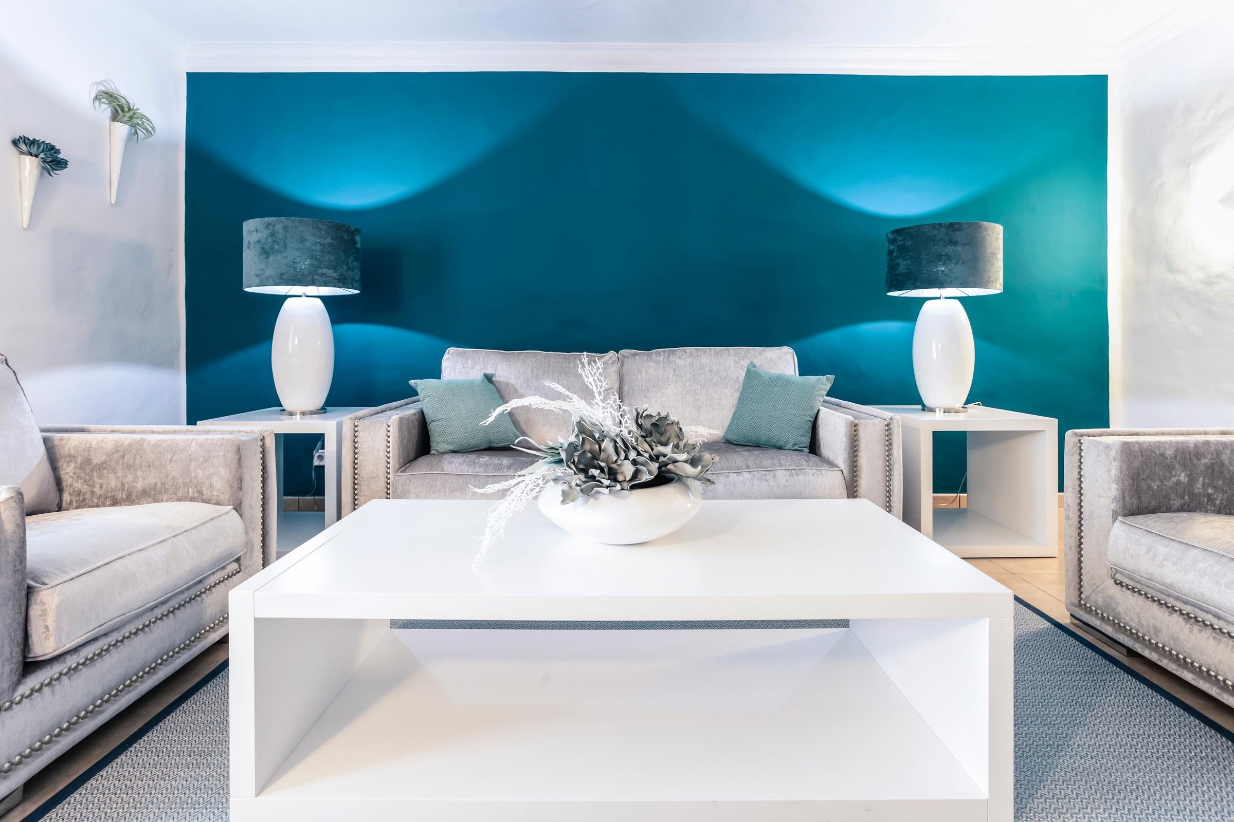 Modernes Hotelzimmer mit doppeltem Sofa und eleganten Lampen im Hintergrund