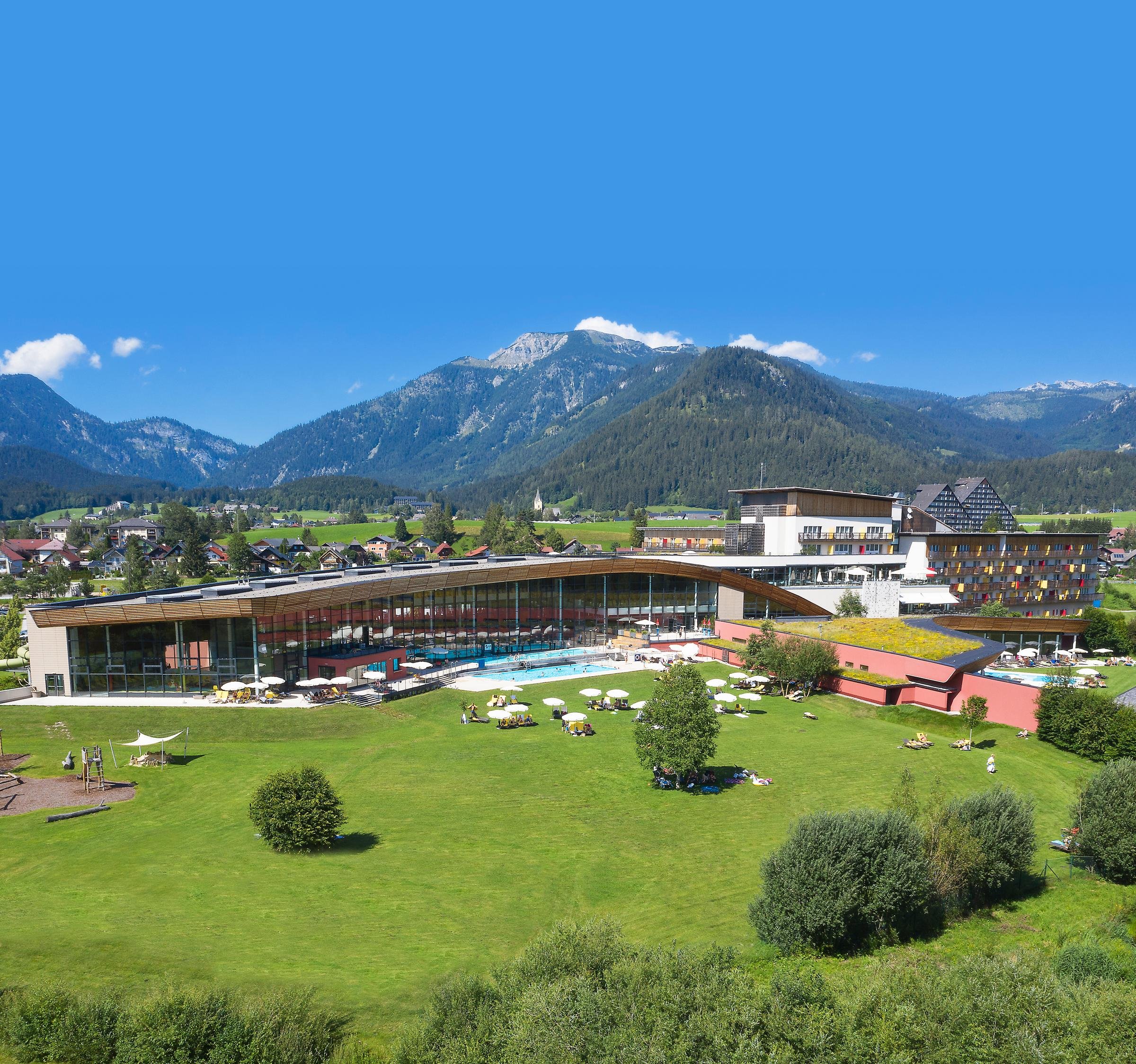 Aldiana Premium Cluburlaub Panorama mit Garten, Pool und Bergen im Hintergrund