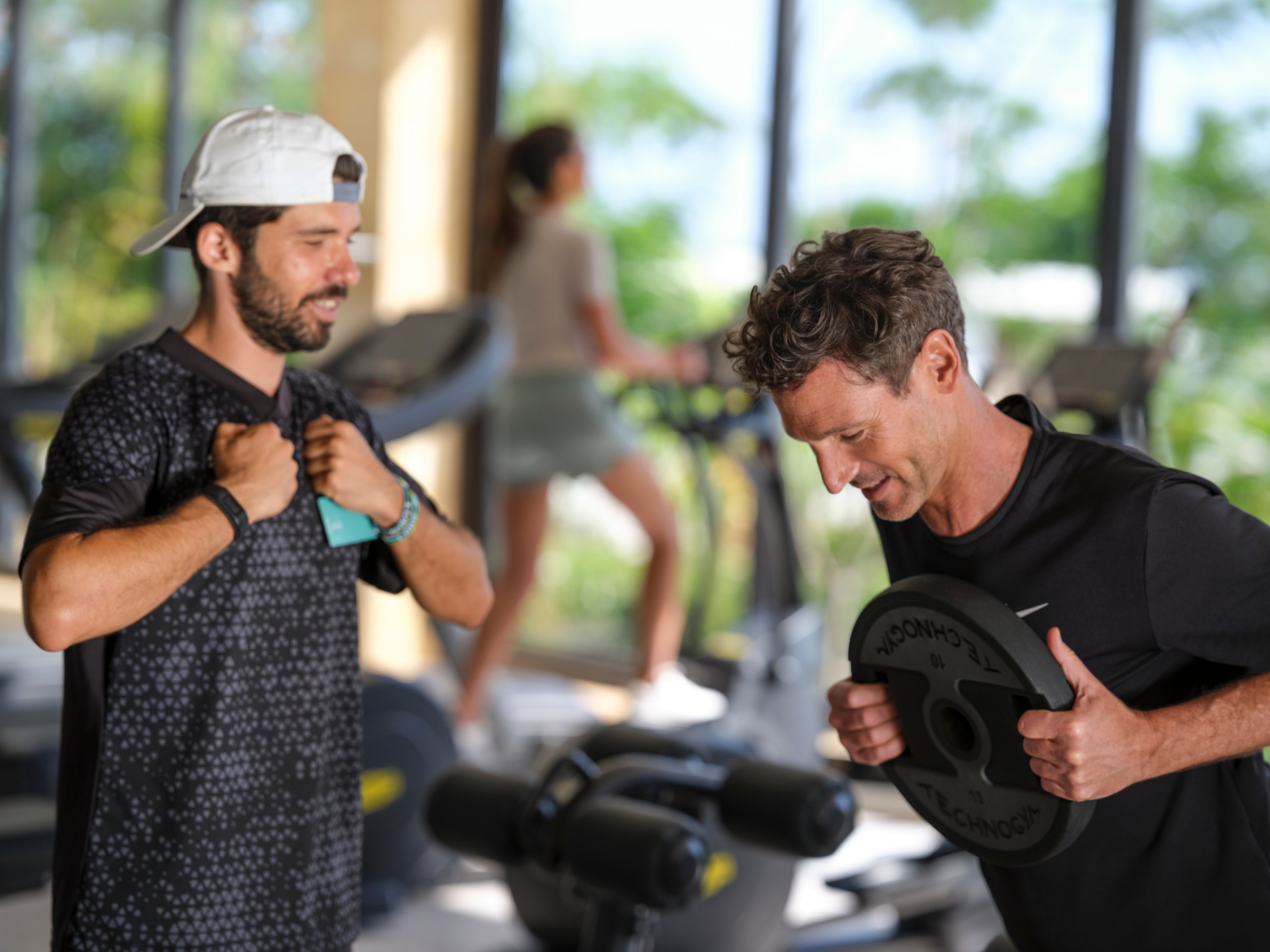 Zwei junge Männer trainieren im Fitnessstudio, Freundschaft und Gesundheit im Fokus