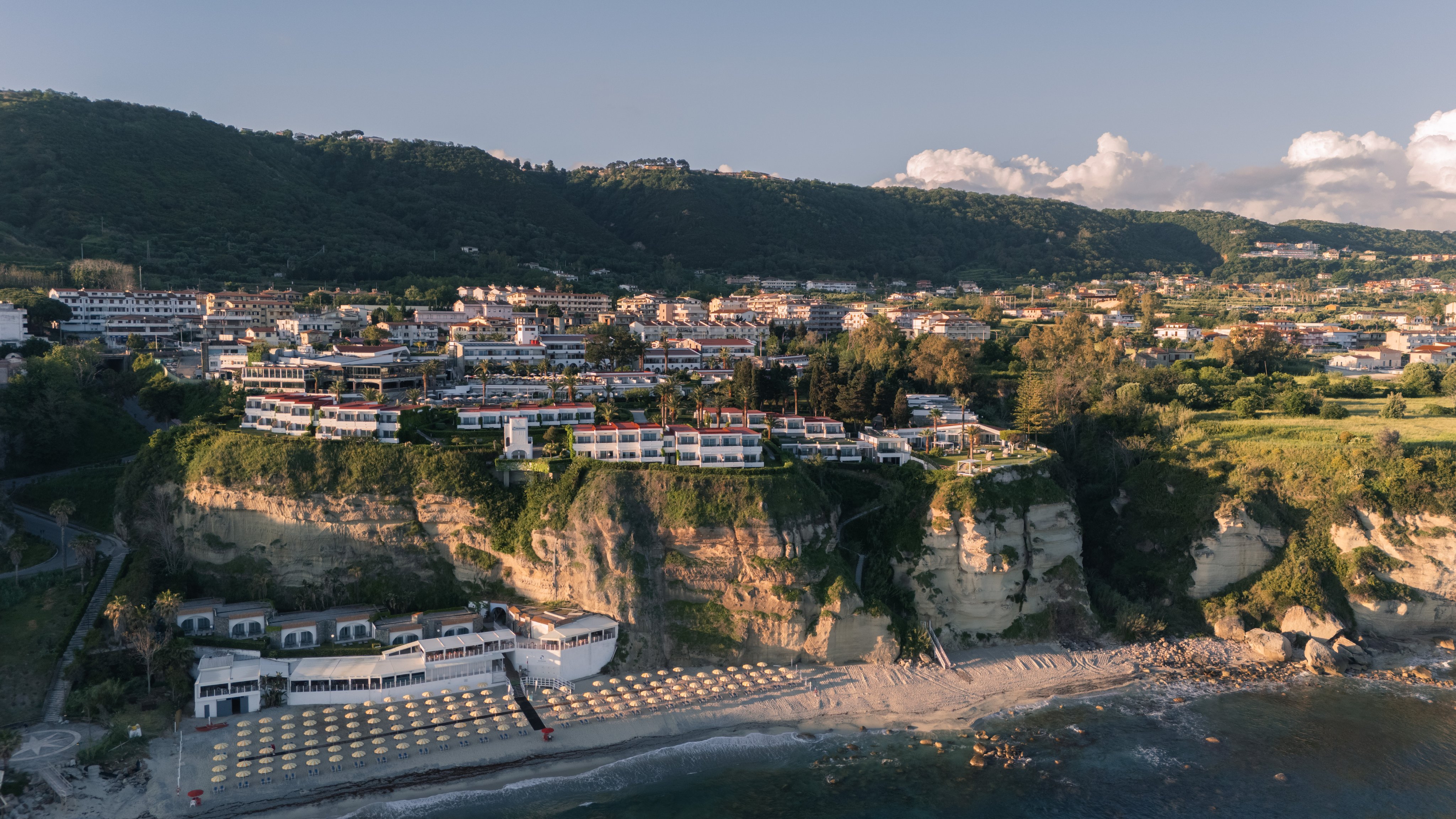 Blick auf den Aldiana Premium Cluburlaubsort mit Strand, Meer und Stadt im Hintergrund