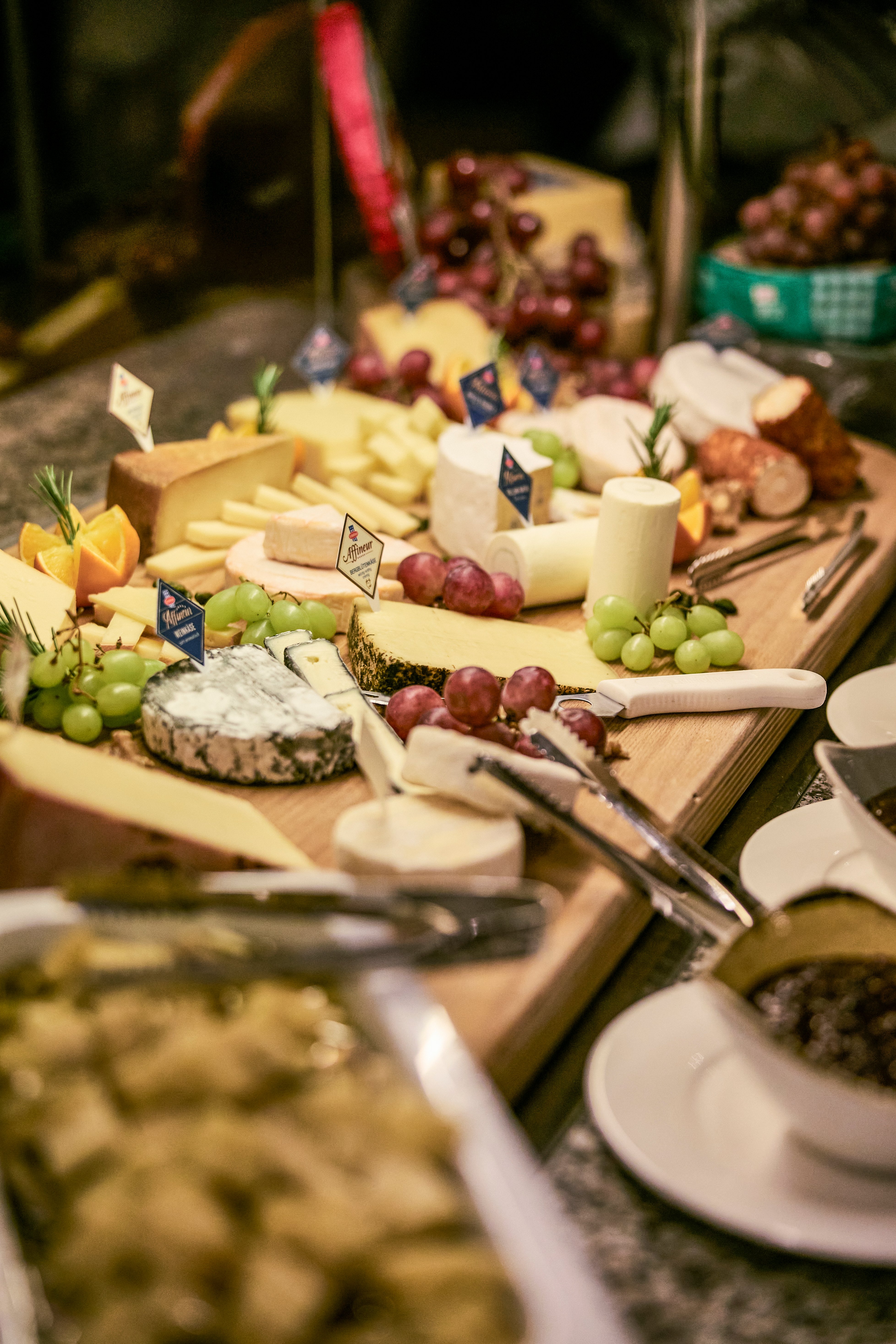 Blick auf eine eleganten Käse- und Obstplatte bei Aldiana Premium Cluburlaub Uncalibrated