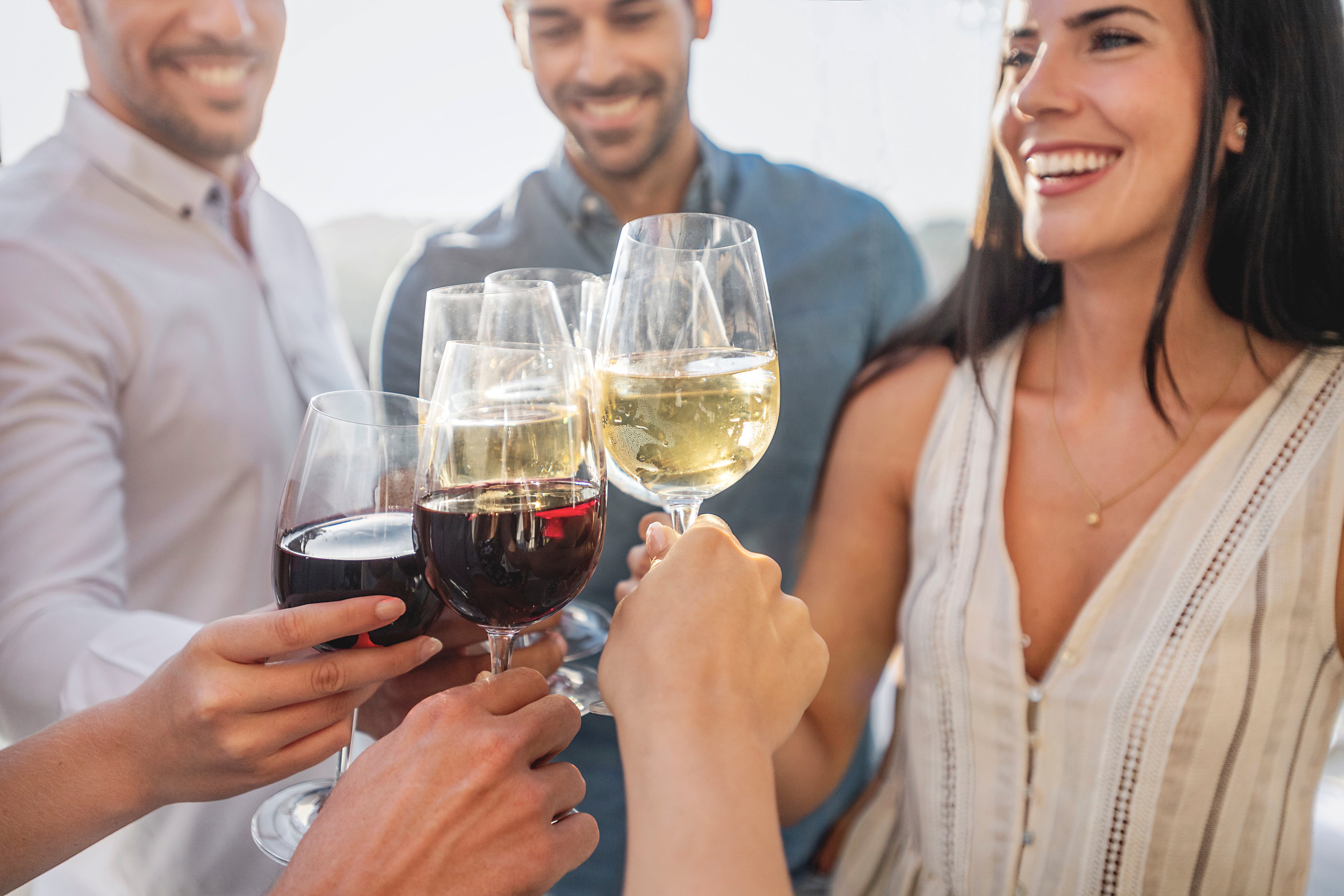 Menschen beim Anstoss eines Glases Wein bei einem Premium Cluburlaub von Aldiana