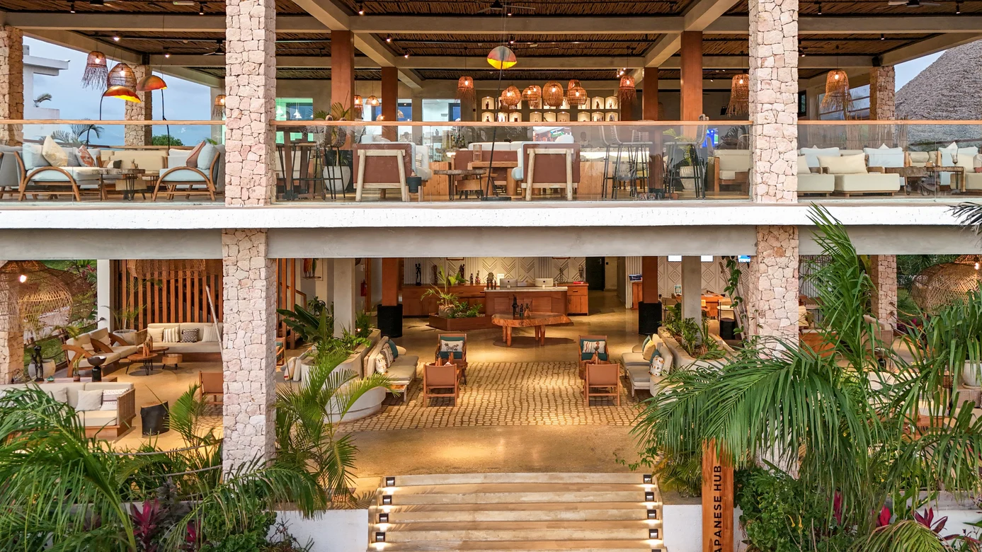 Lobbybereich mit Palmen und Bar