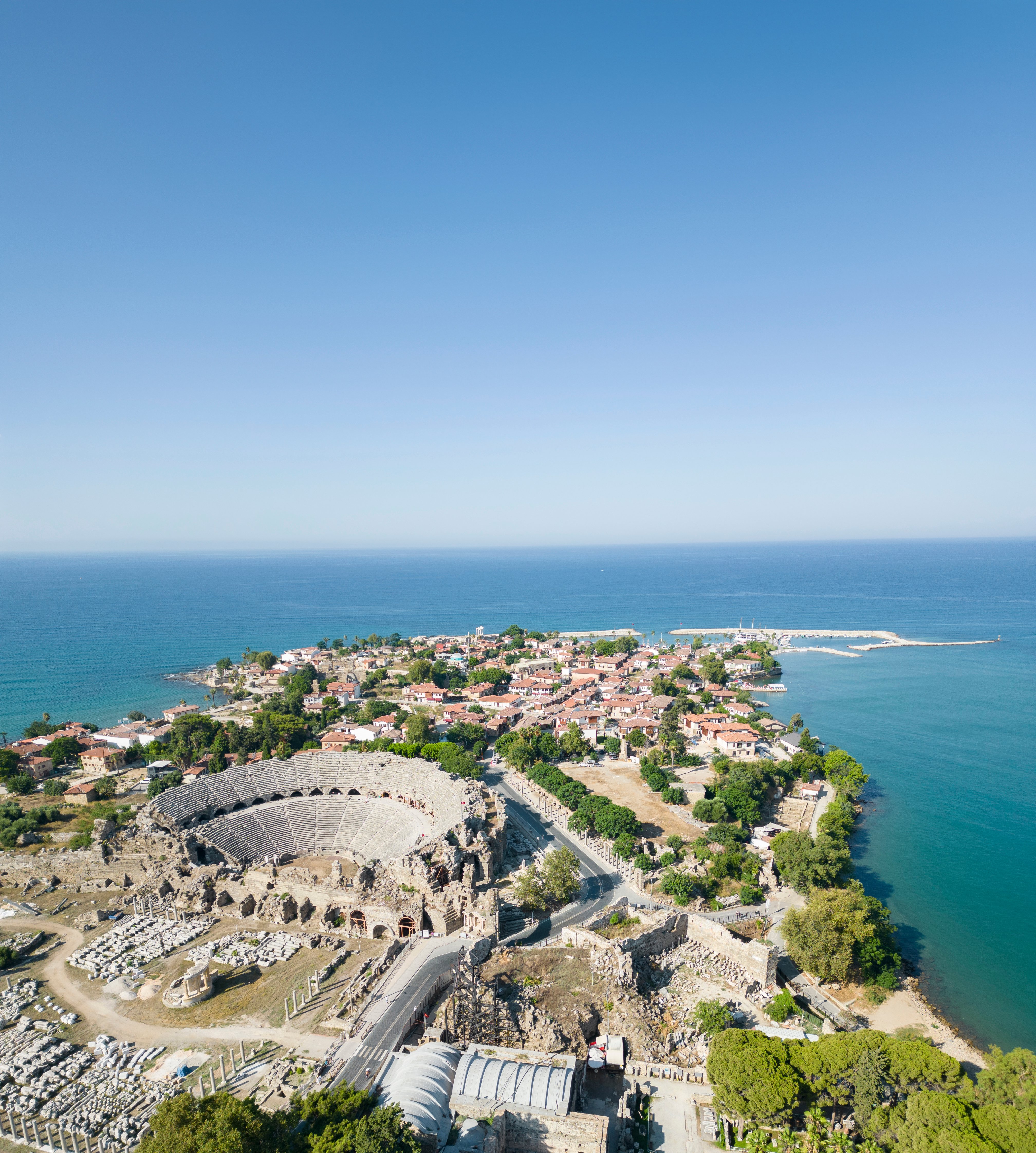 Blick auf eine historische Arena und die Küste bei Aldiana Premium Cluburlaub in Italien