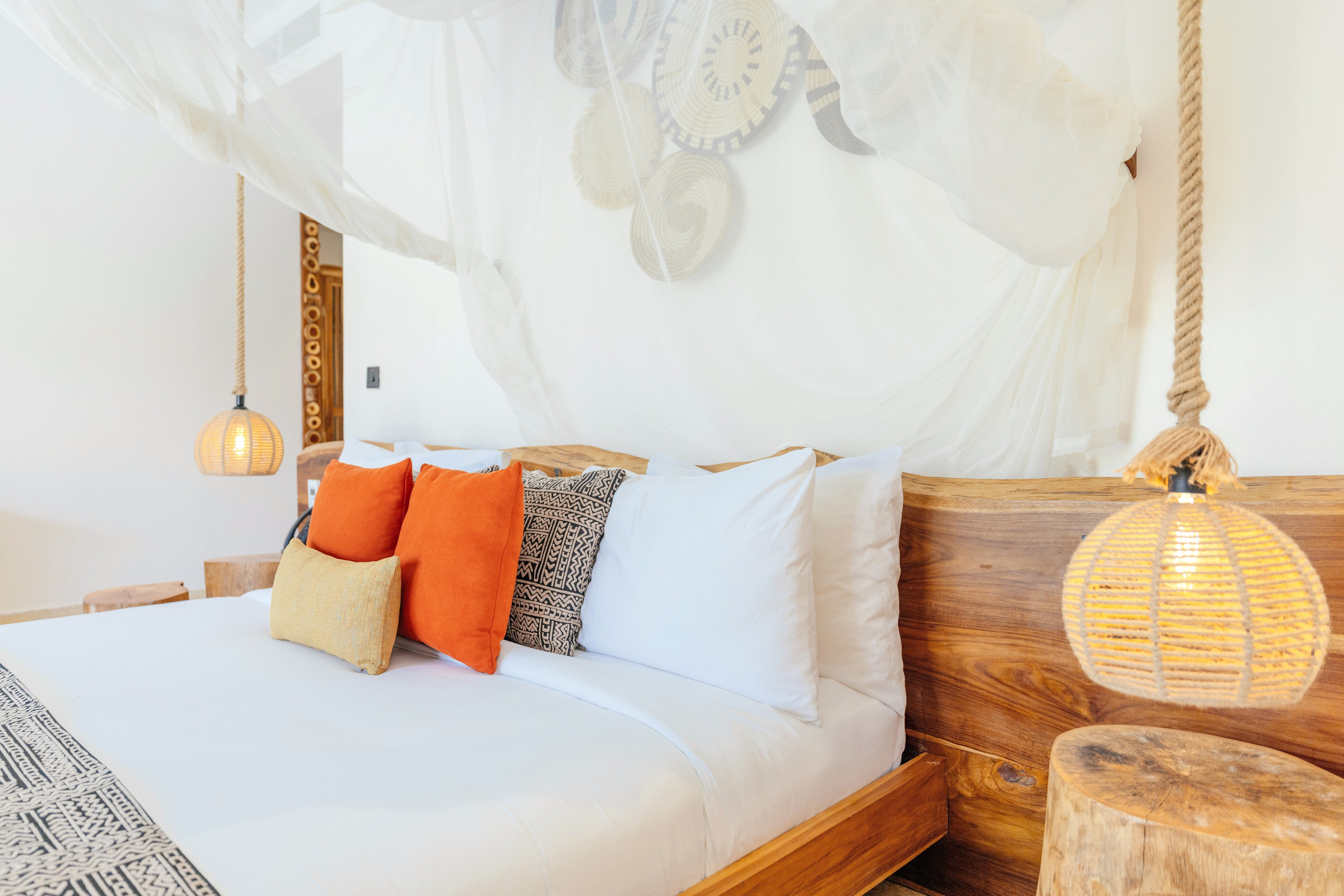 Helles Hotelzimmer bei Aldiana mit gemütlicher Einrichtung und Blick aufs Zimmer