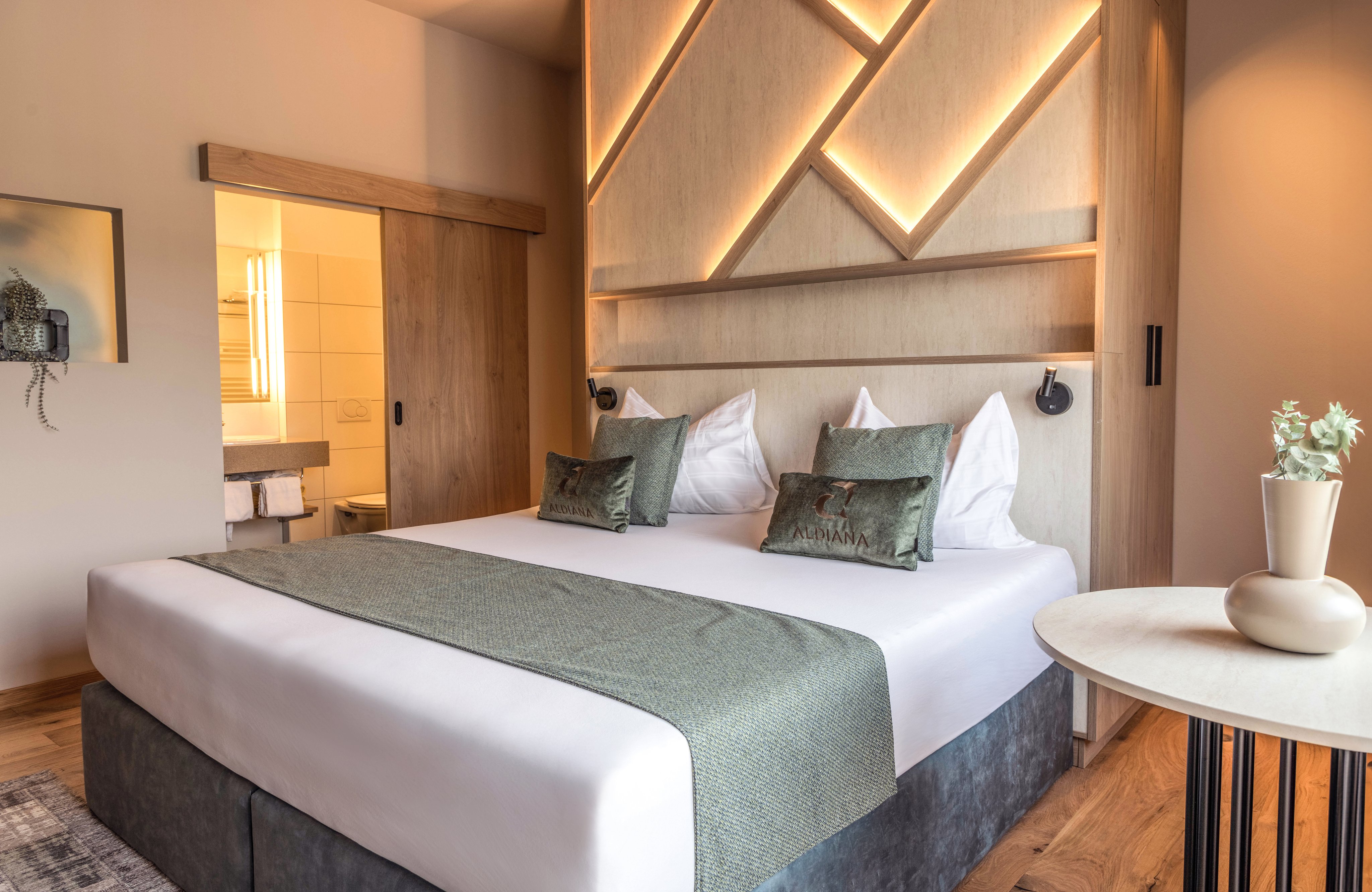 Helles, modernes Schlafzimmer bei Aldiana mit Comfort-Bett und bequemen Kissen