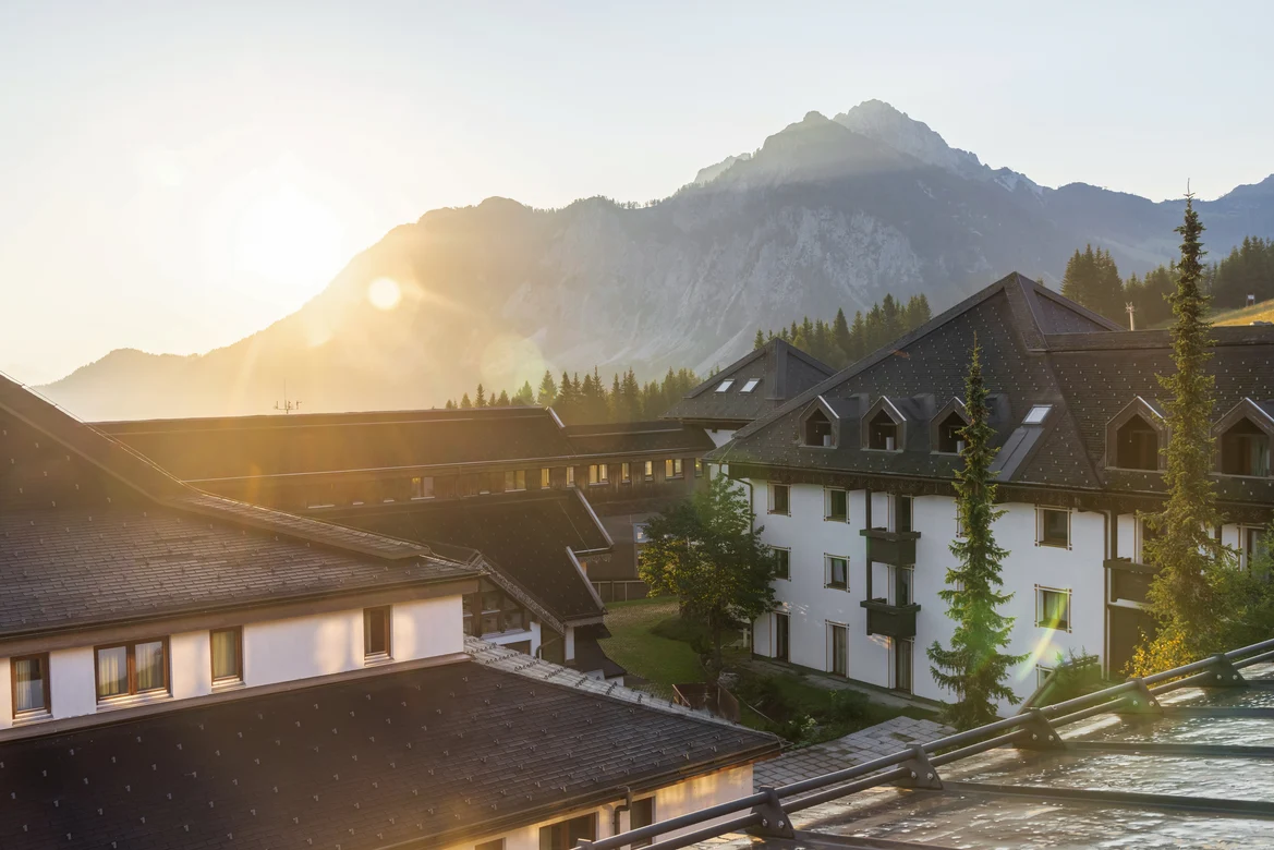 Aussenanlage mit Bergblick