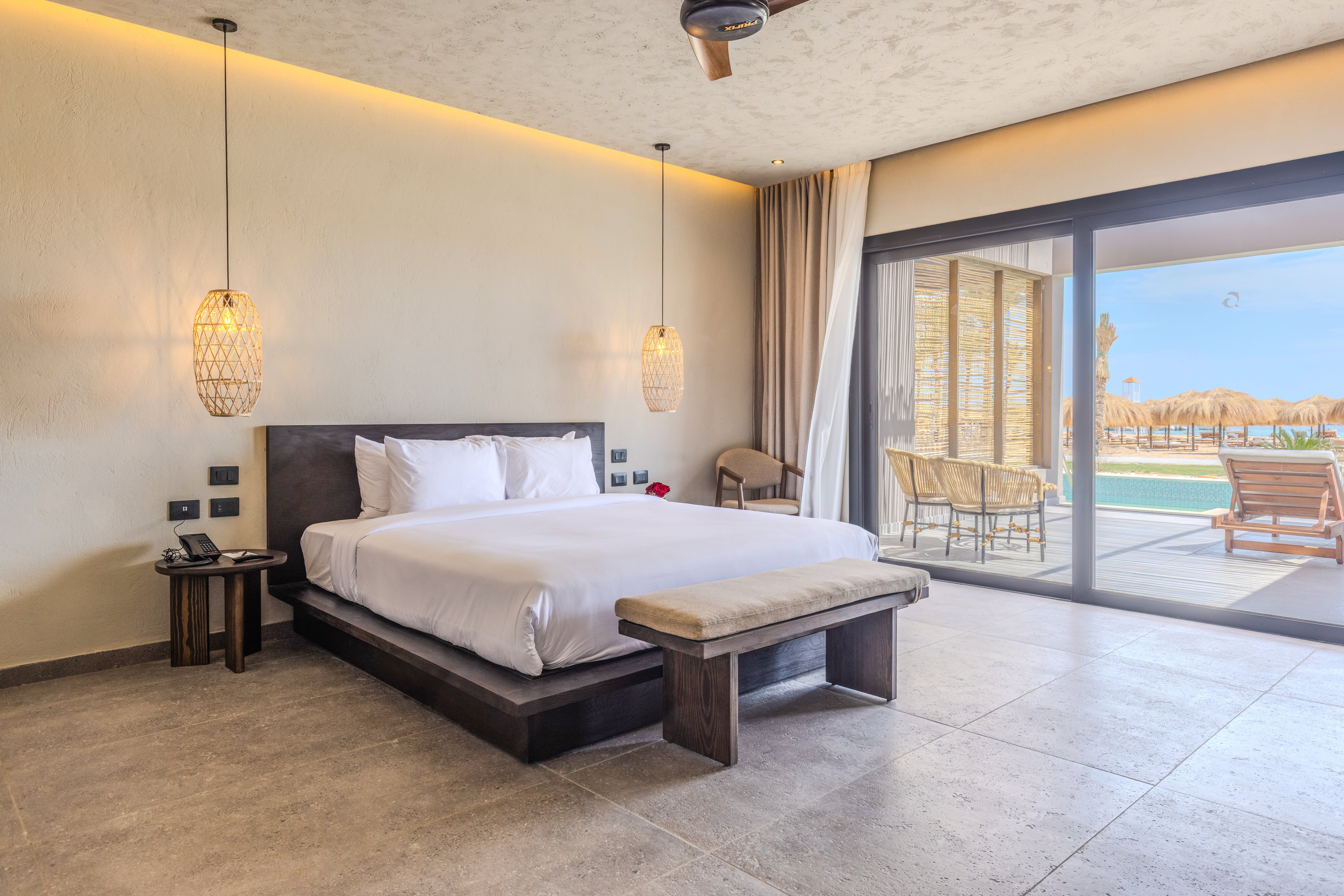 Schlafzimmer bei Aldiana mit modernem Design, Doppelbett, Balkon und Meerblick.