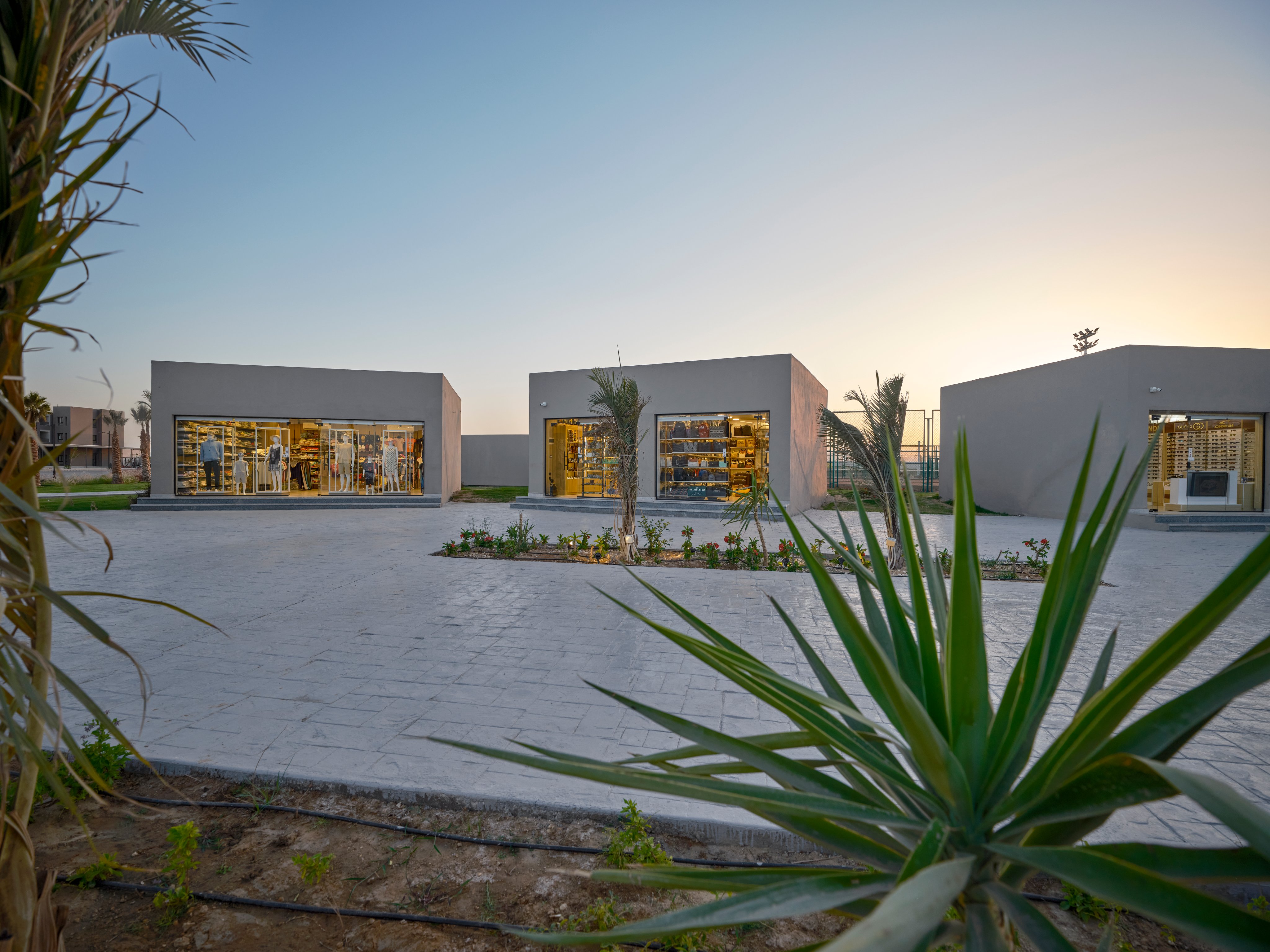 Moderne Hotelanlage am Meer mit stilvollen Gebäuden und schöner Außenanlage.