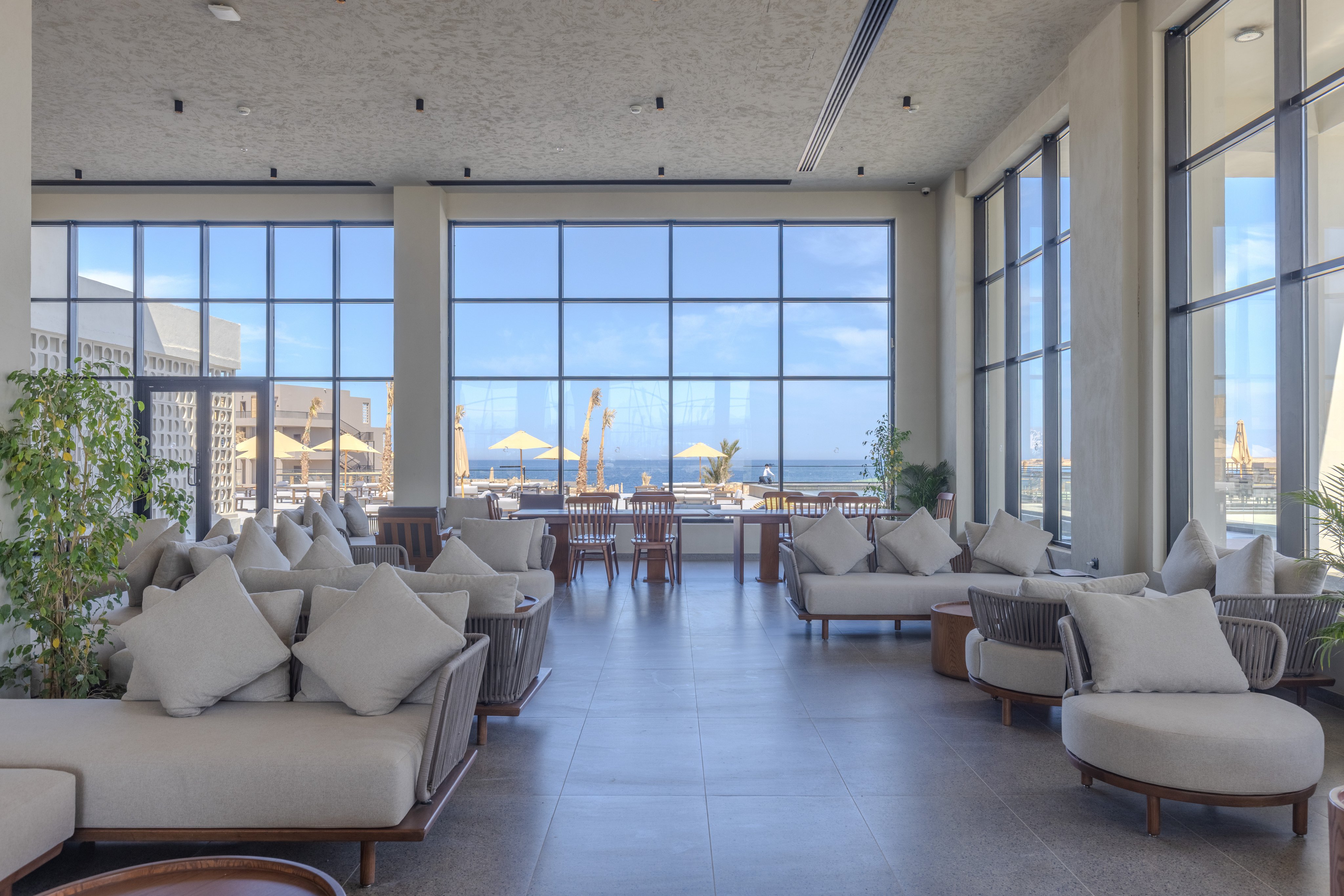 Lobby Indoor mit Blick auf das Meer 