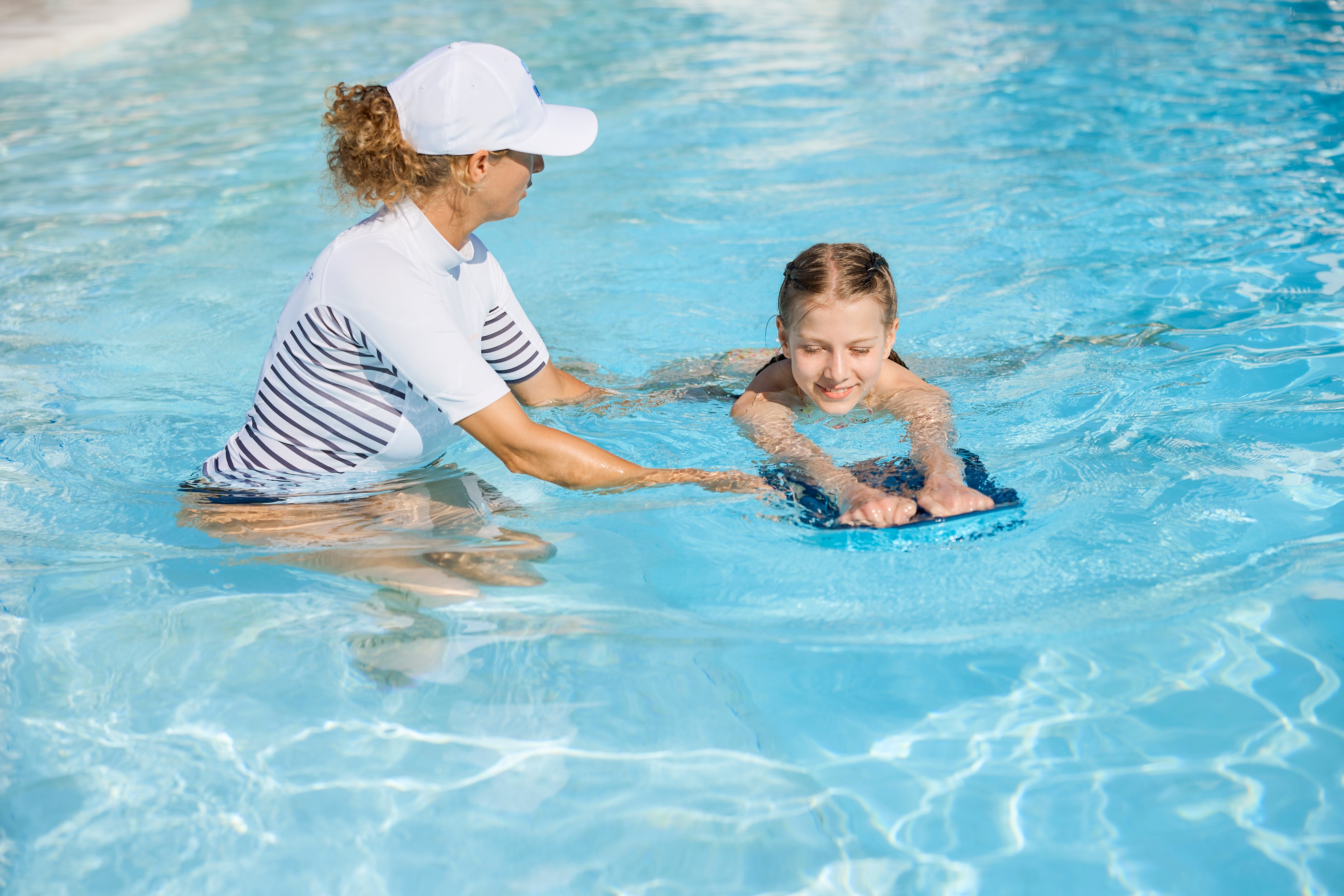 Kindergesellschaft beim Schwimmen im Wasser bei einem hochwertigen Aldiana Cluburlaub