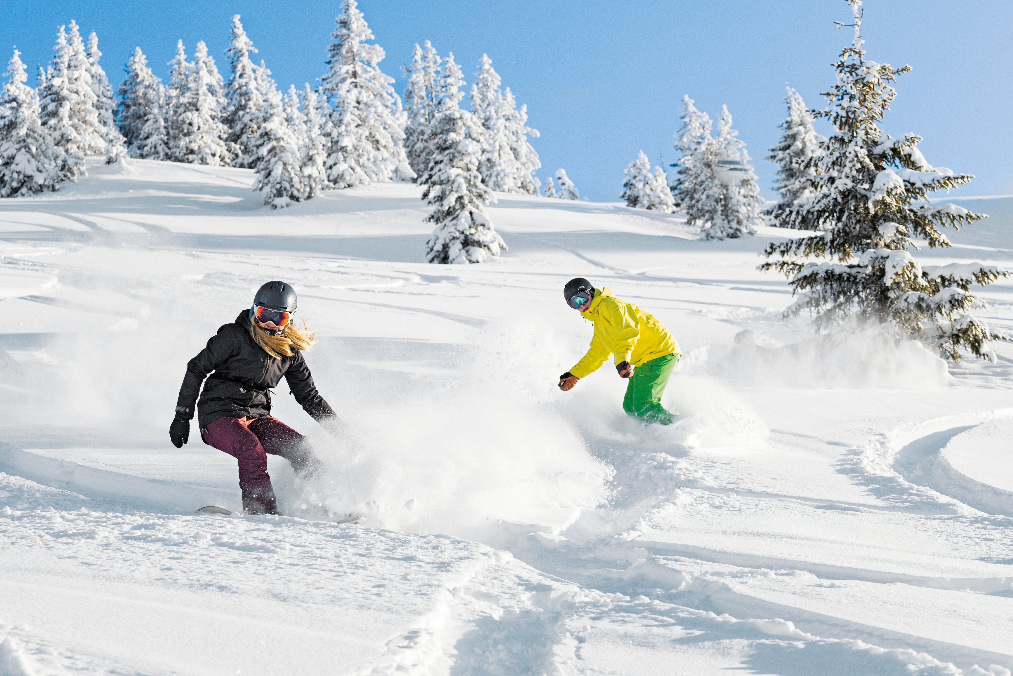 Zwei Personen beim Skifahren im verschneiten Winterland, Spaß und Action in der Natur
