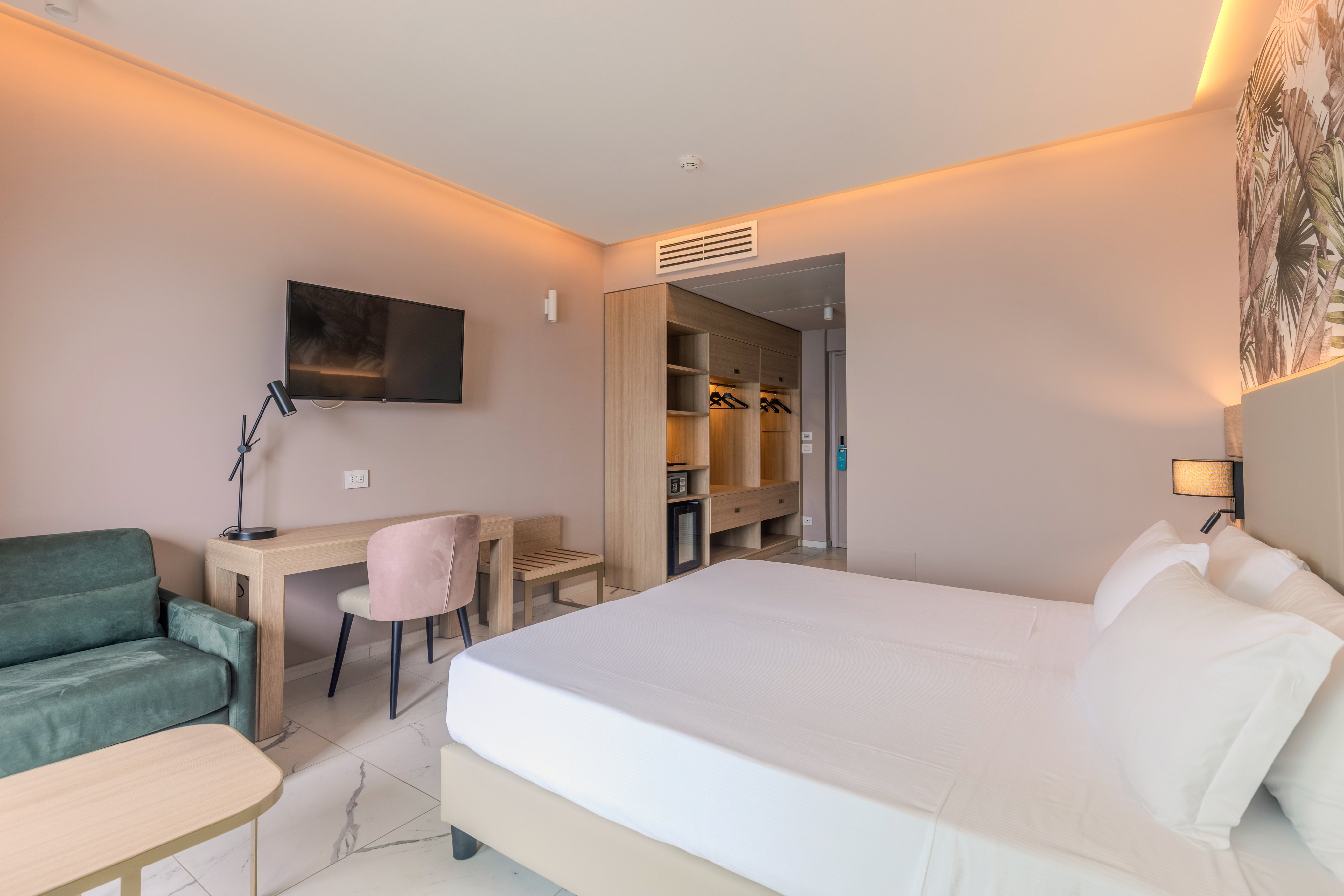 Schlafzimmer im Premium Cluburlaub von Aldiana mit Bett, TV und Sitzbereich