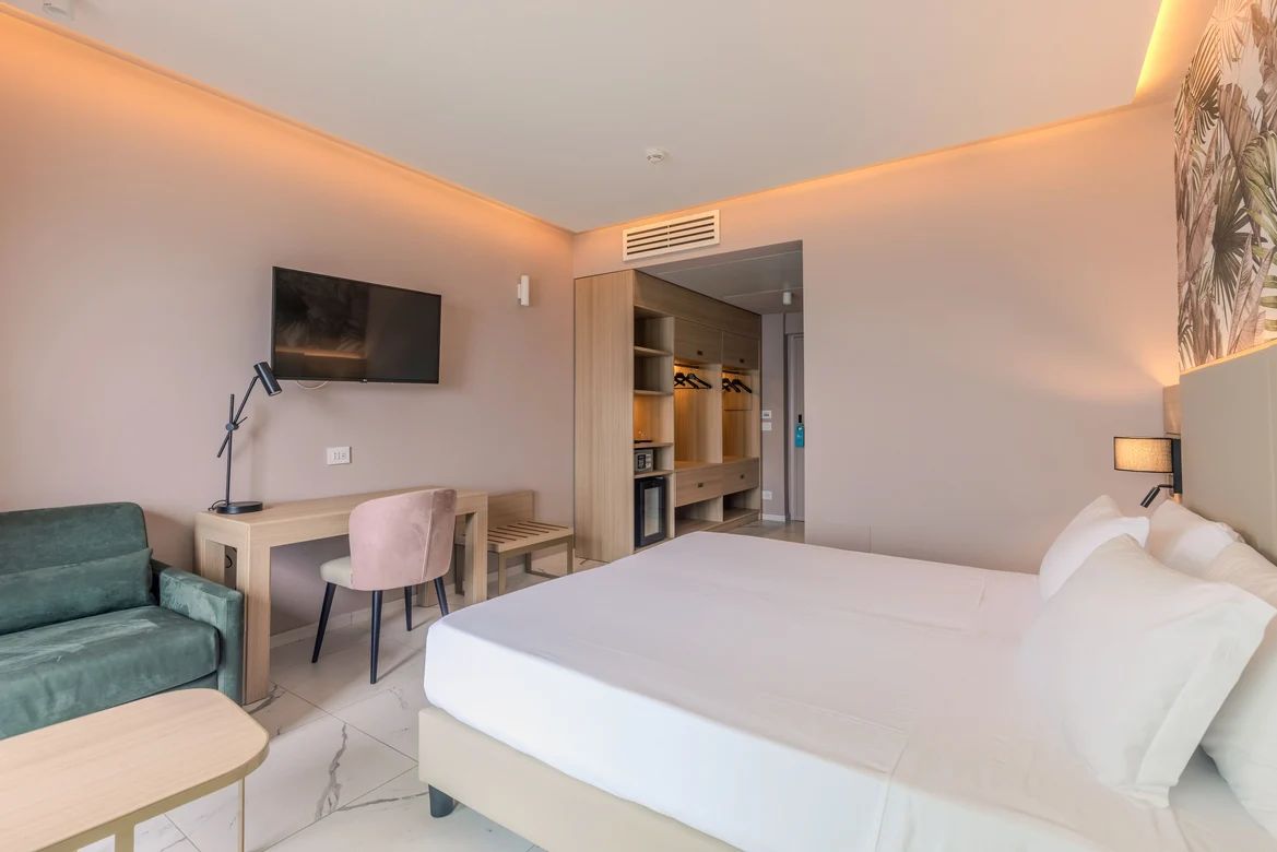 Schlafzimmer im Premium Cluburlaub von Aldiana mit Bett, TV und Sitzbereich