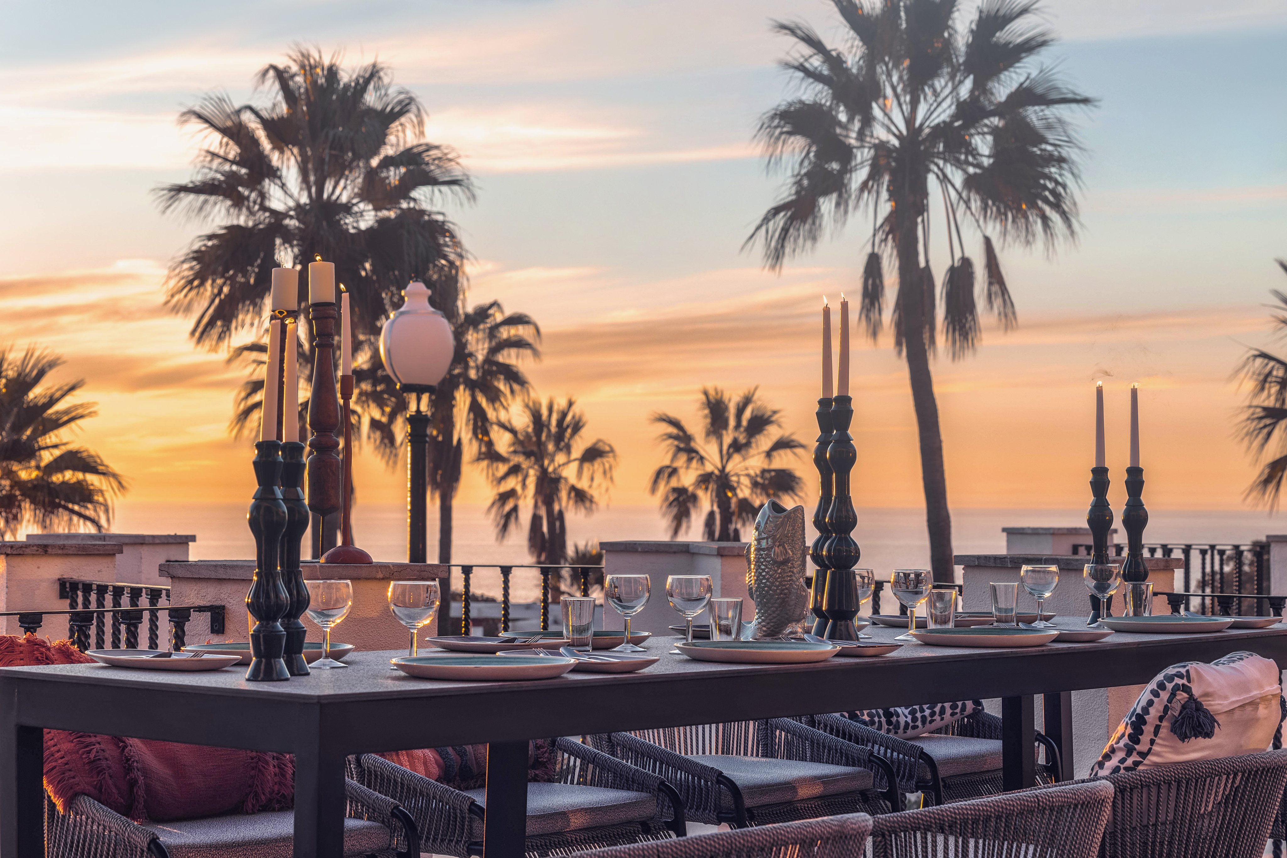 Elegantes Dinner im Sonnenuntergang mit Palmen und Blick aufs Meer bei Aldiana