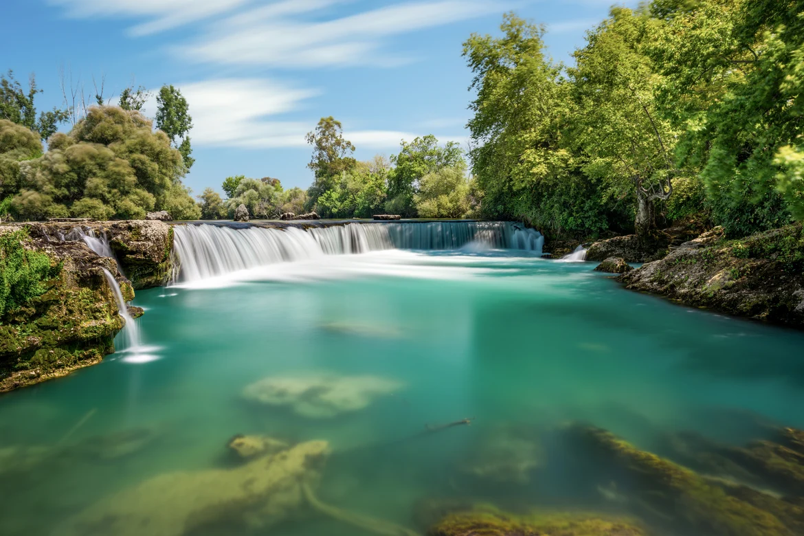 Bunter Wasserfall im Naturpark, ideal für erholsamen Premium Cluburlaub bei Aldiana