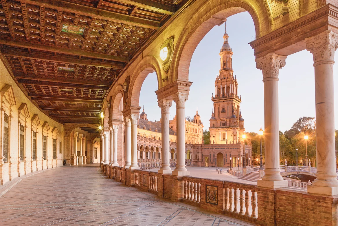 Alt-Text: Blick auf eine elegante Arkadengalerie beim Premium Cluburlaub von Aldiana