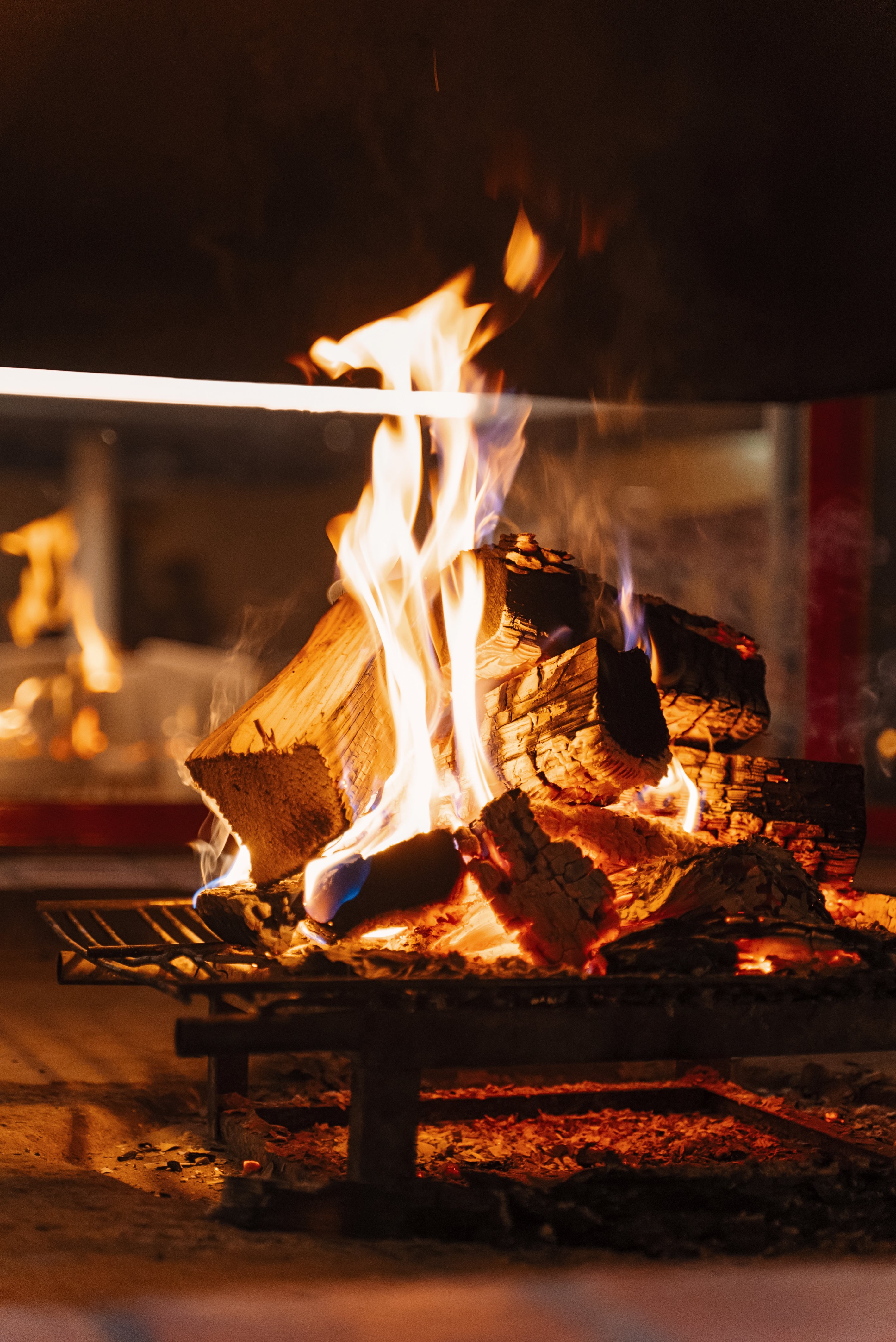 Ein gemütlicher Aldiana Premium Cluburlaub mit Feuer im Grill bei Nacht