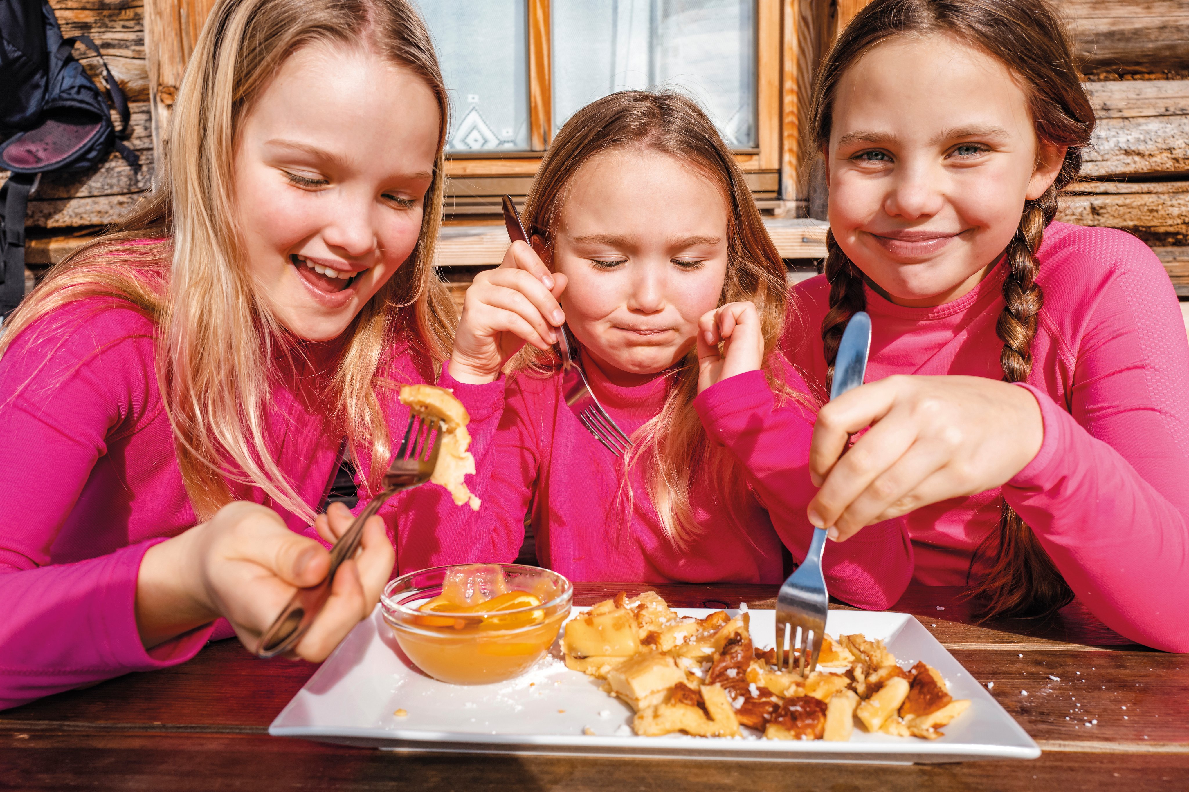 Drei junge Frauen genießen einen Premium Cluburlaub bei Aldiana beim Essen am Tisch