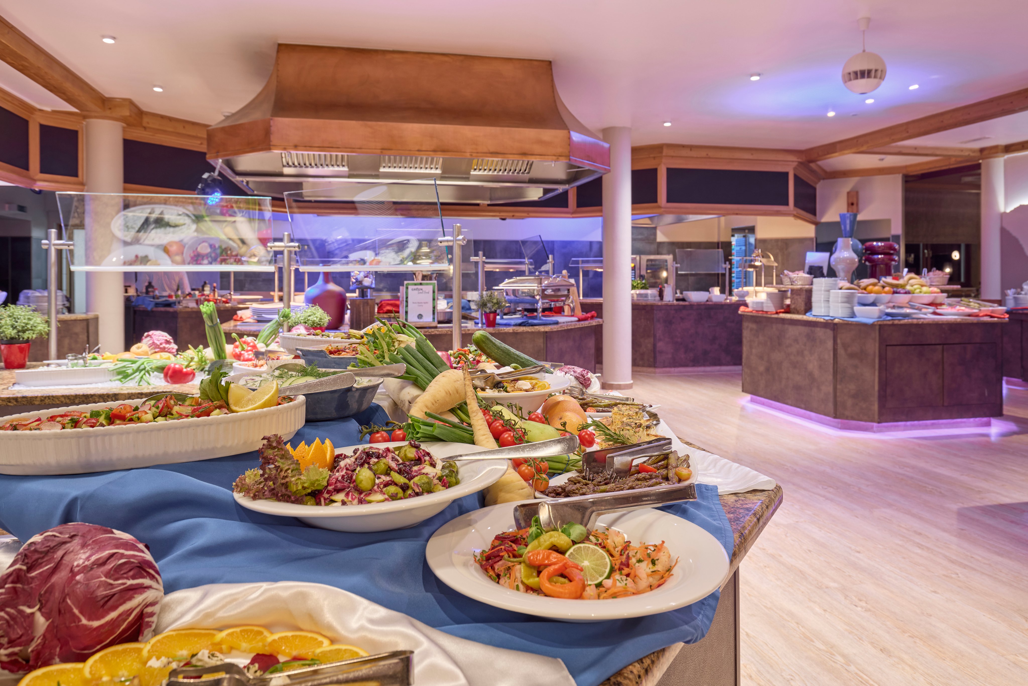 Vielfältiges Buffet mit frischen Speisen in einem eleganten Hotelrestaurant bei Aldiana
