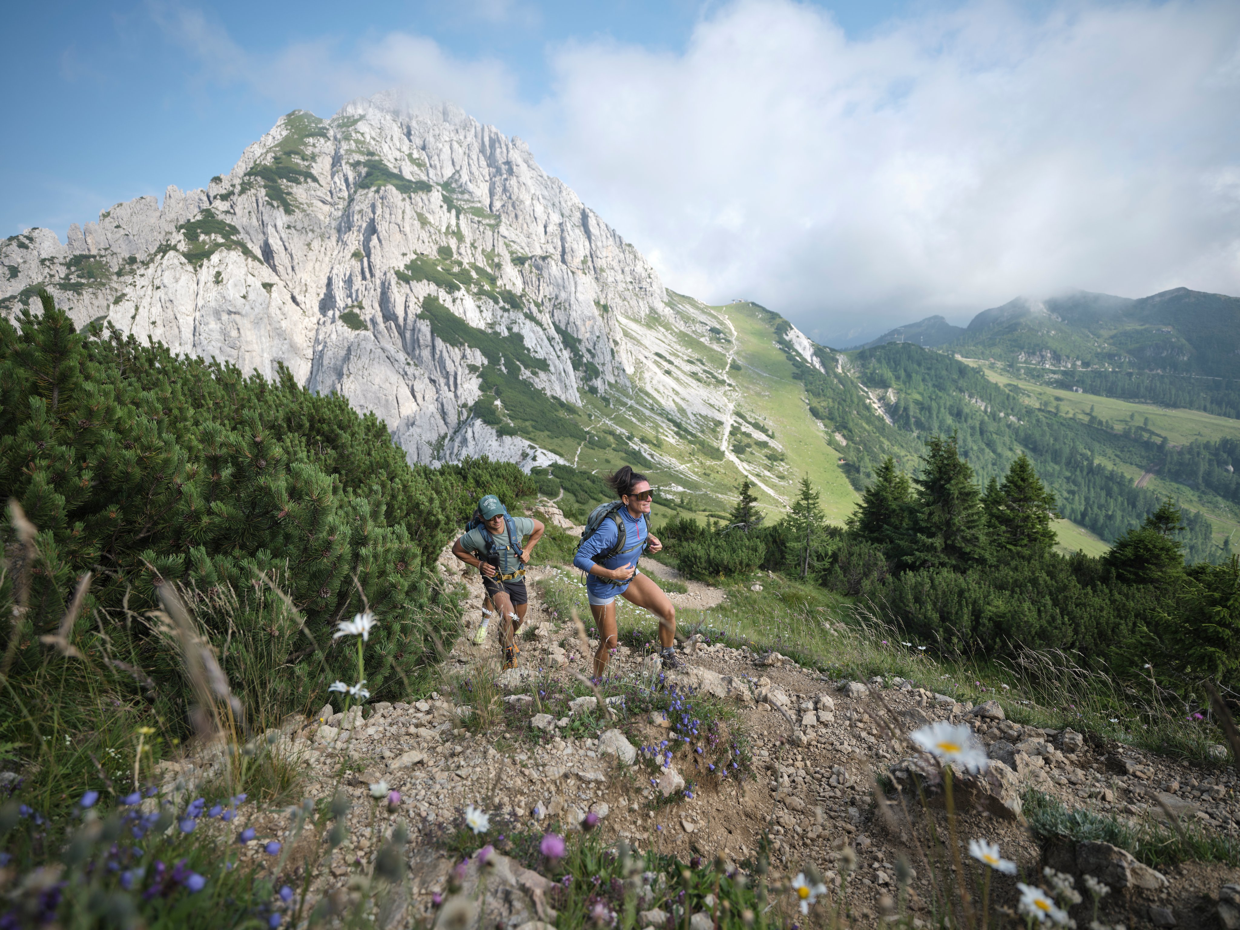 Zwei Wandern im Gebirge bei Aldiana, Premium Cluburlaub, Natur und Abenteuer erleben