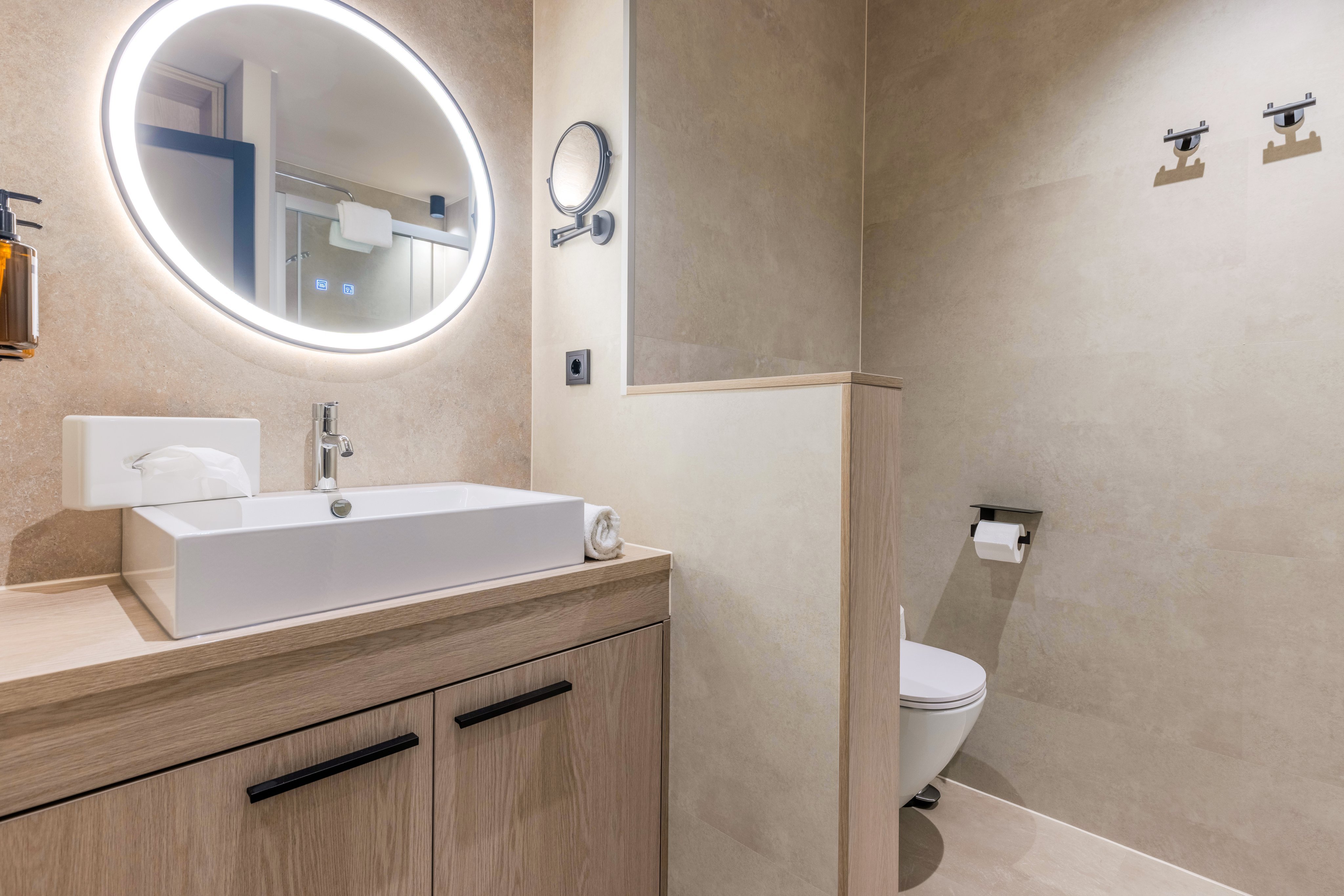 Modern Badezimmer mit Waschbecken, Spiegel und Toilette in einem Premium Cluburlaub.