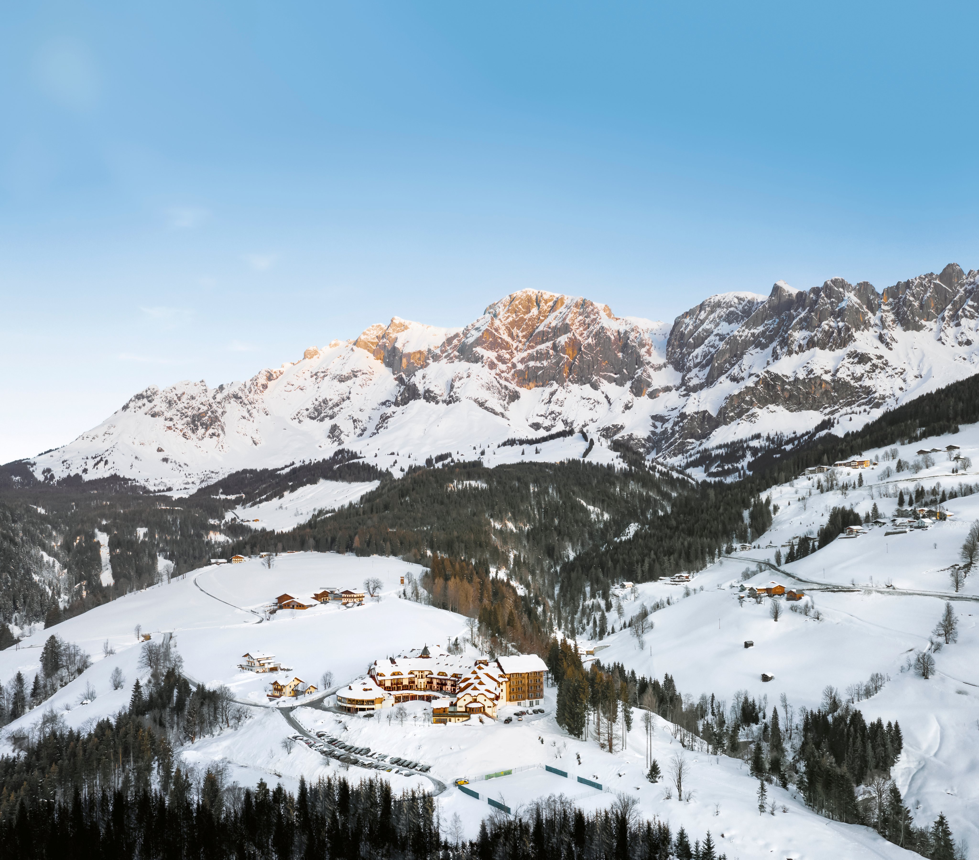 Bergpanorama mit verschneitem Dorf und Alpen, ideales Urlaubsambiente bei Aldiana